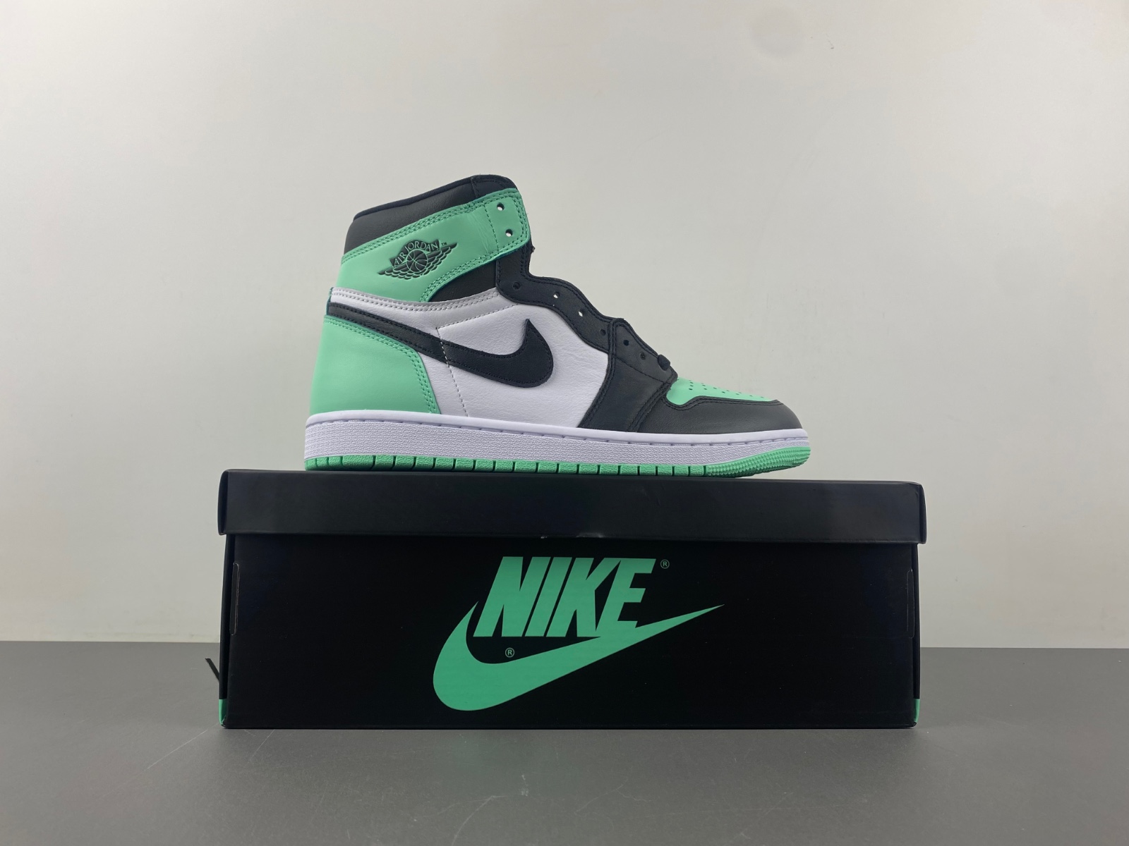 air jordan 1 retro high og green glow dz5485 130