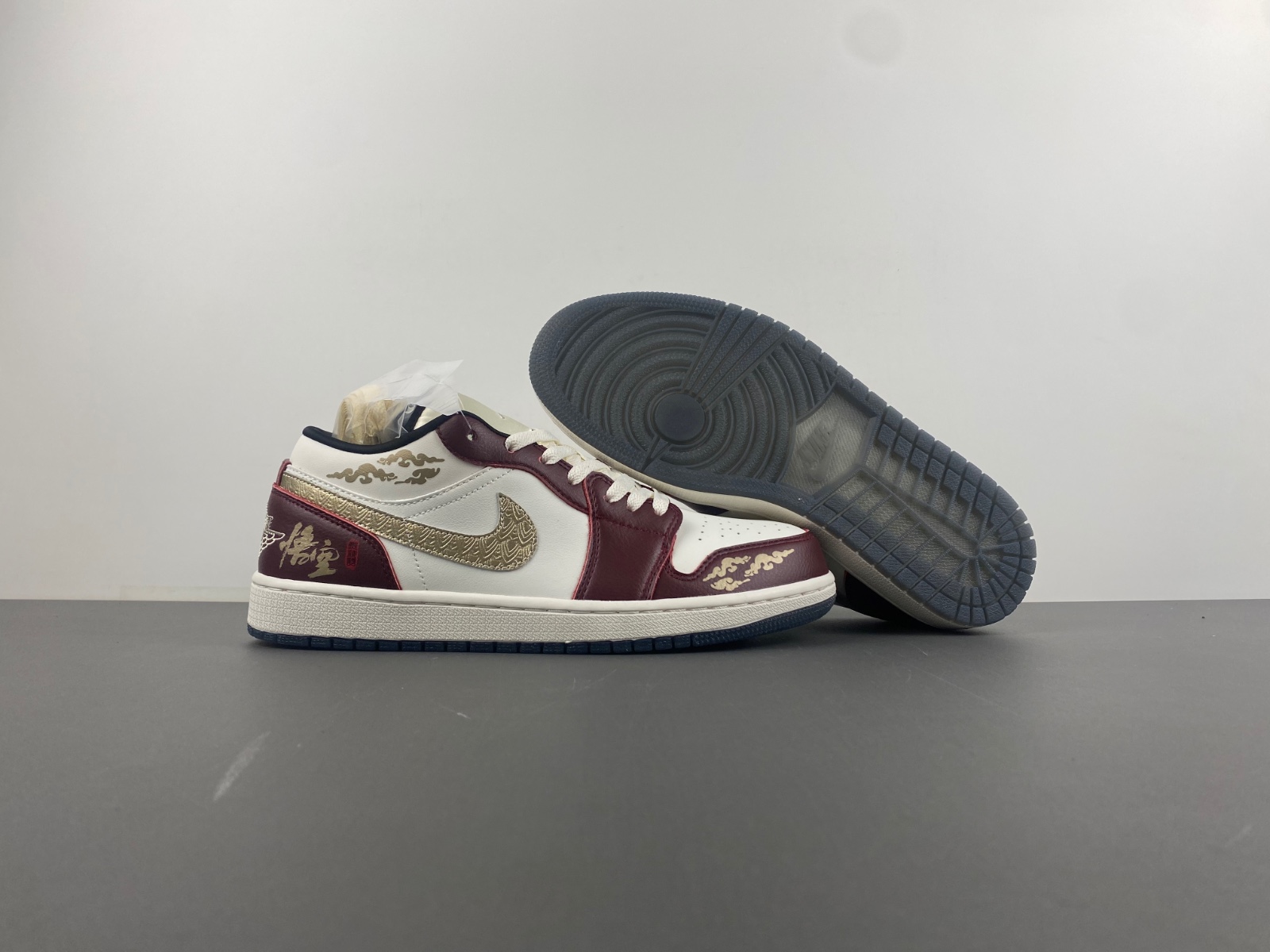 Air Jordan 1 Low SE ”Year of the Dragon”FJ5735-100