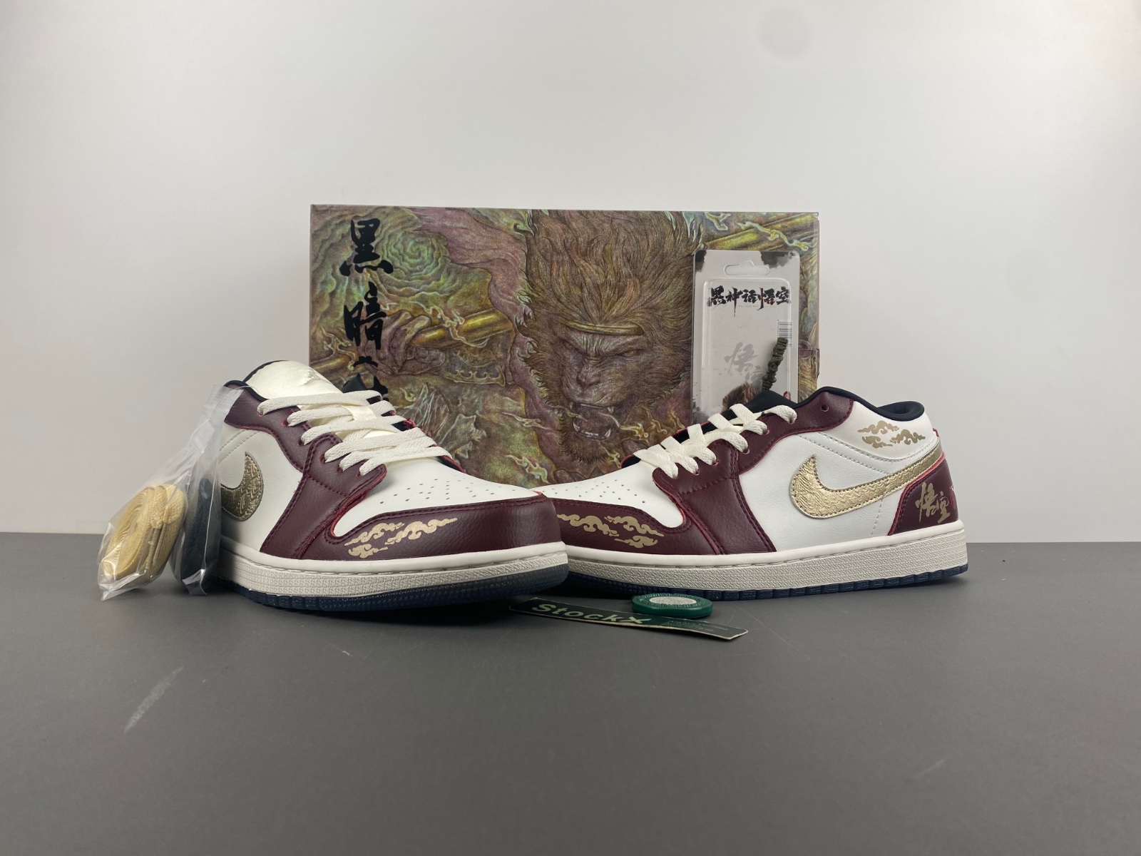 Air Jordan 1 Low SE ”Year of the Dragon”FJ5735-100