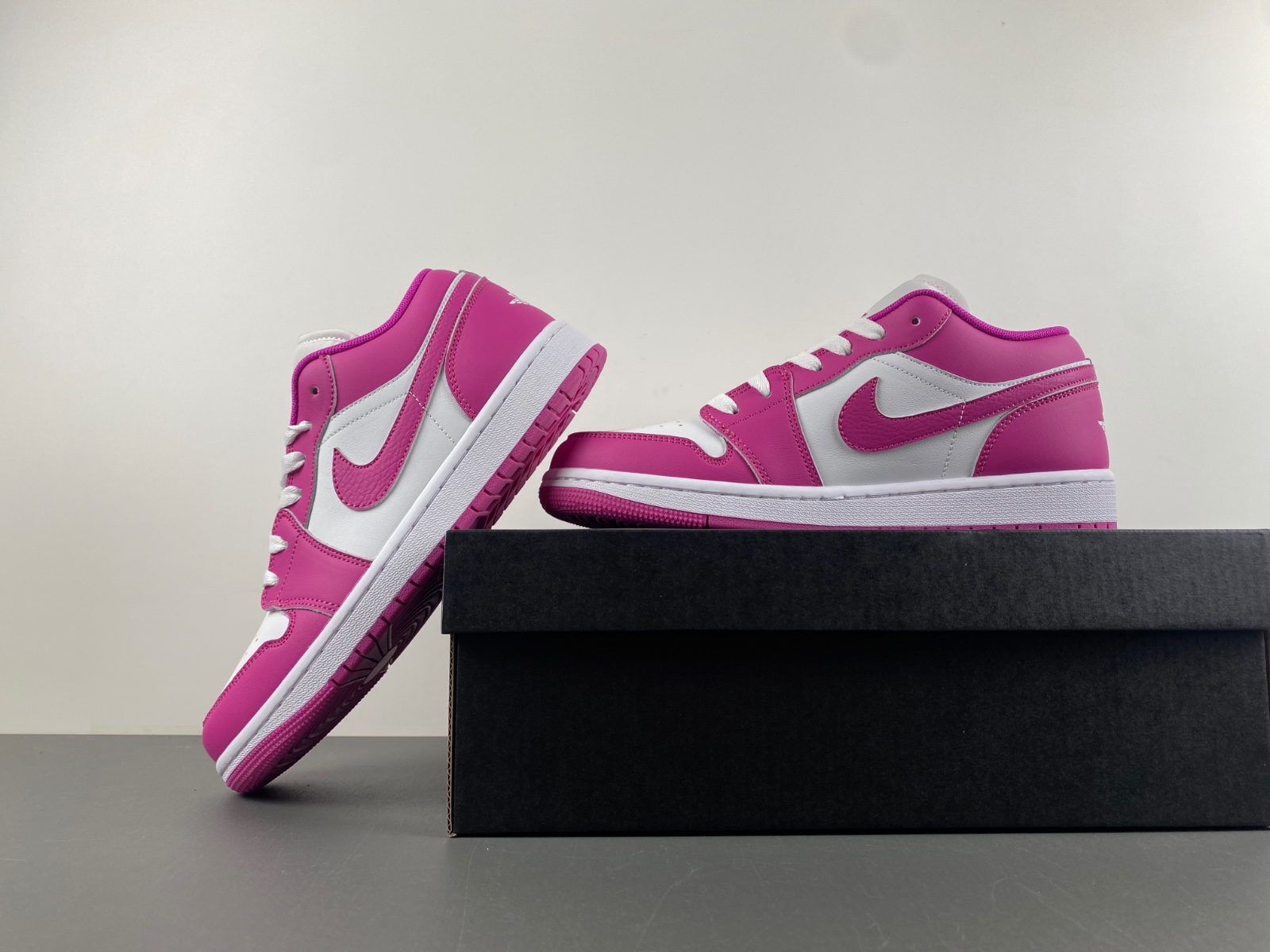 Jordan 1 Low Fire Pink FV8486-600