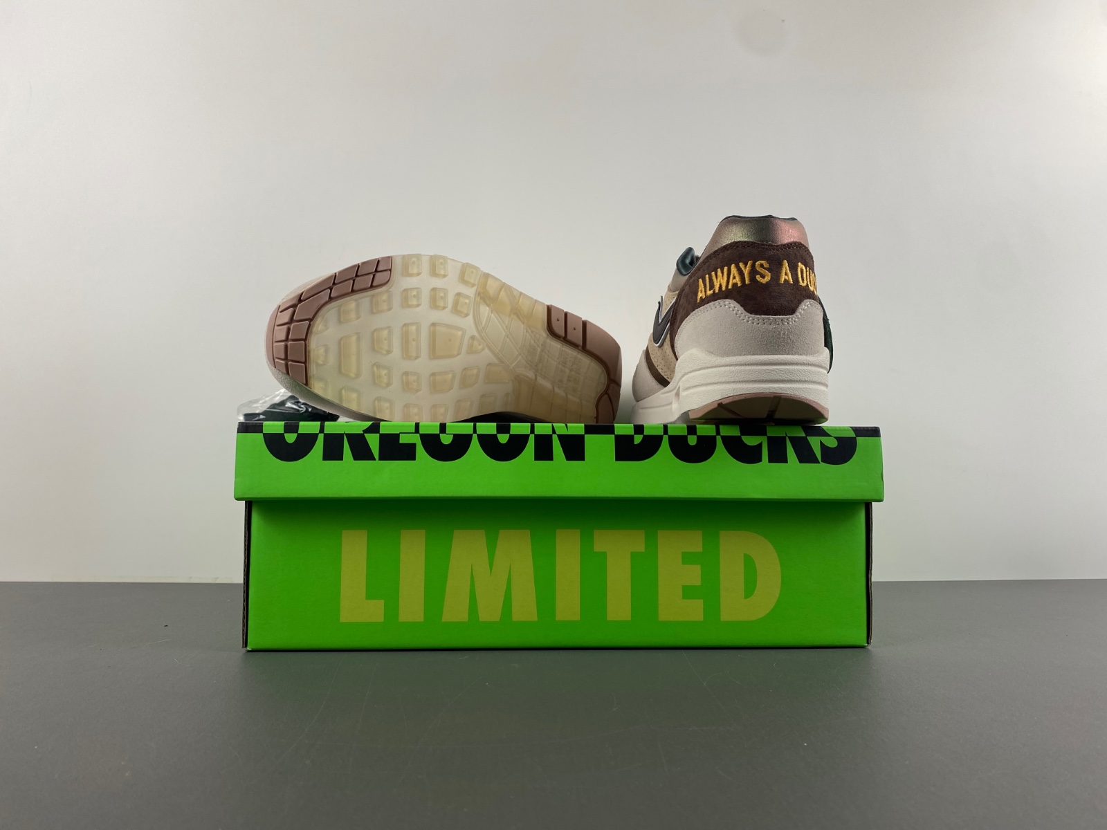 Nike Air Max 1 '87 Luxe University of Oregon PE beige brown 2024 HQ2640-200