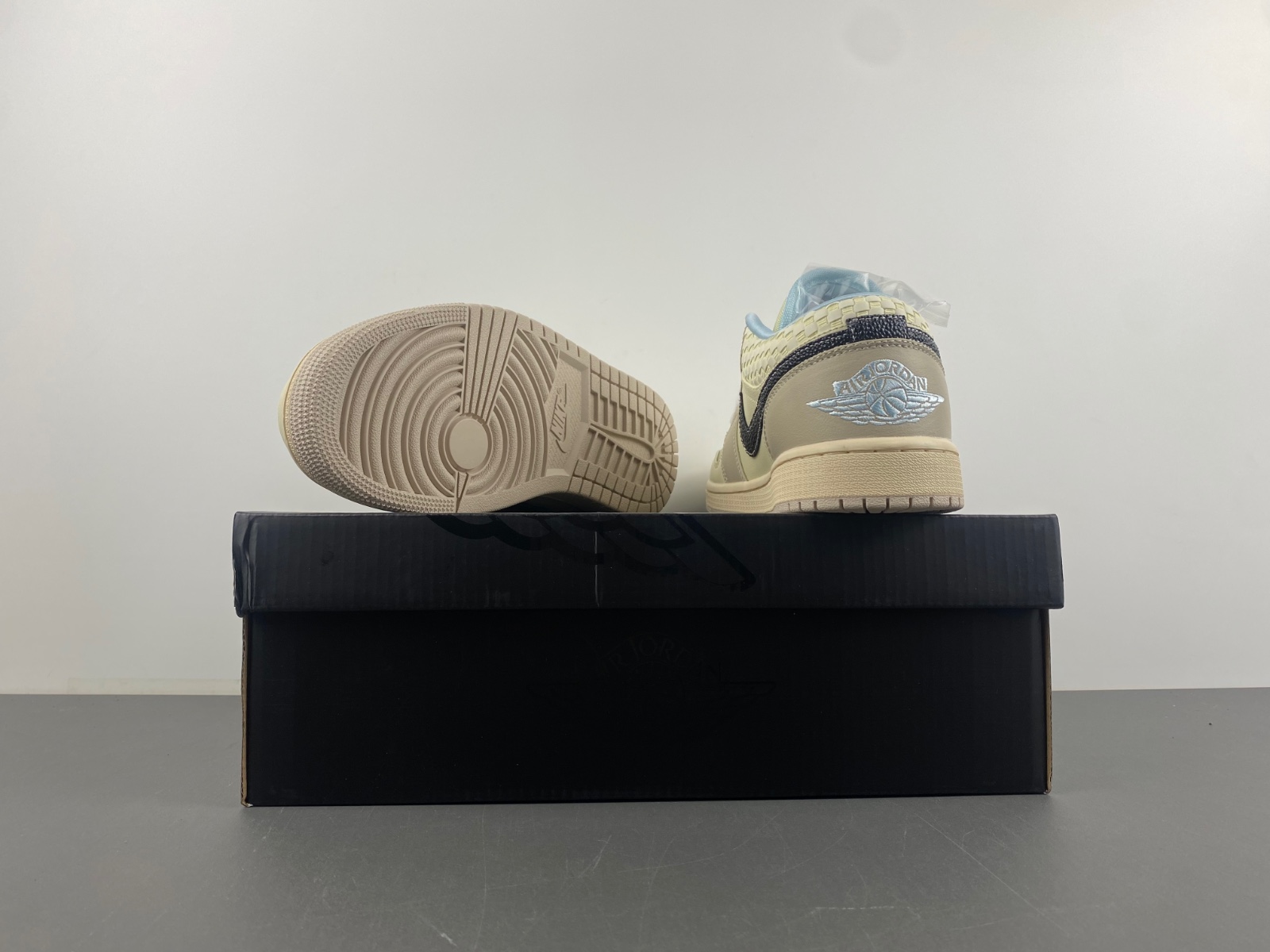 Air Jordan 1 Low Beige/Light Blue/Black HQ3440-101