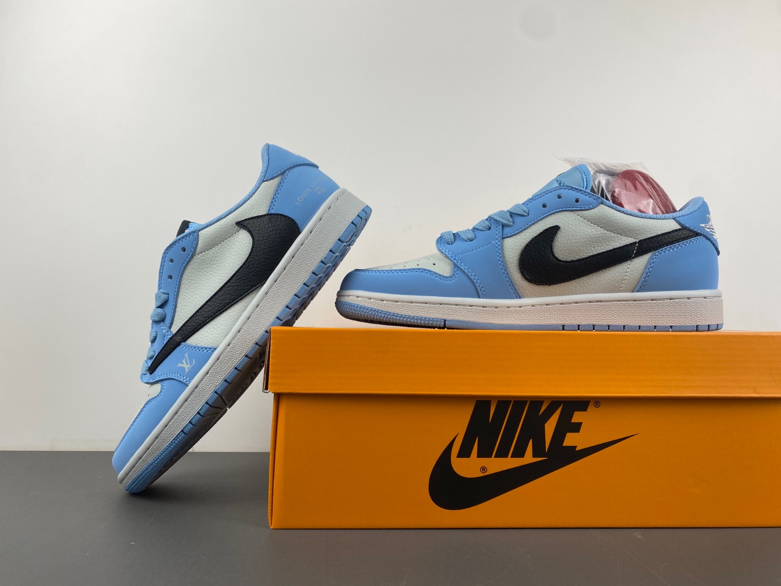 Travis Scott x Air Jordan White/Blue/Black DM7866-107