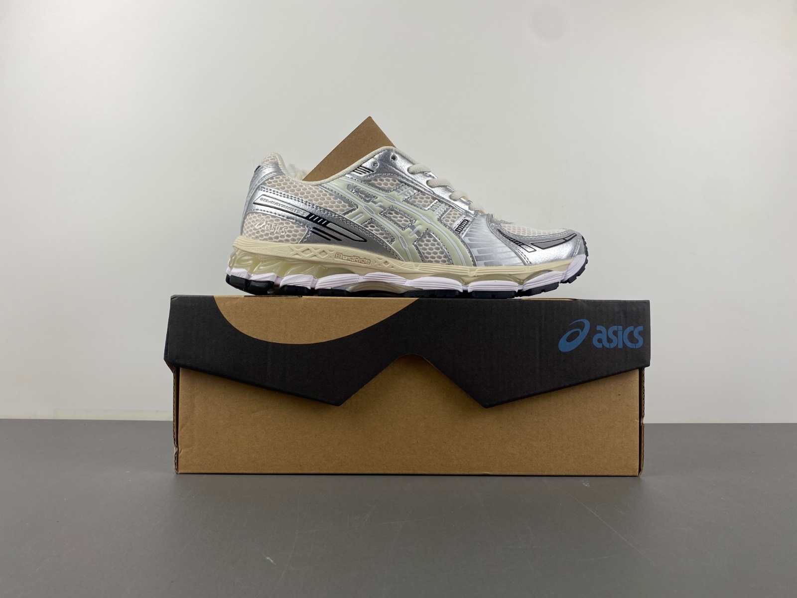 Ronnie Fieg x Asics gel-kayano 12.1 Off White/Silver/Black 1203a555-100