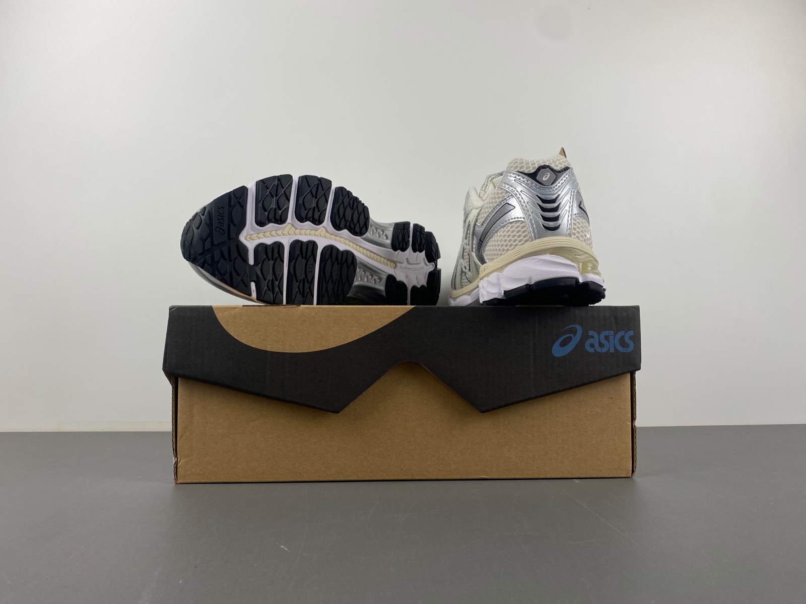 Ronnie Fieg x Asics gel-kayano 12.1 Off White/Silver/Black 1203a555-100