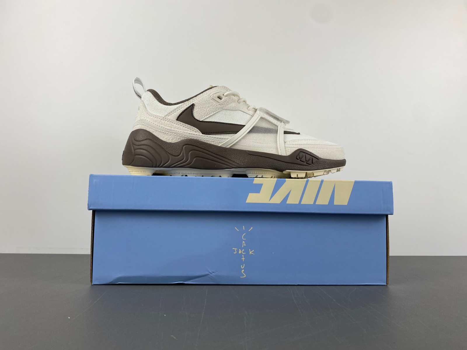 Travis Scott x Nike Zoom Field Jaxx “Light Chocolate”  HQ3061-101
