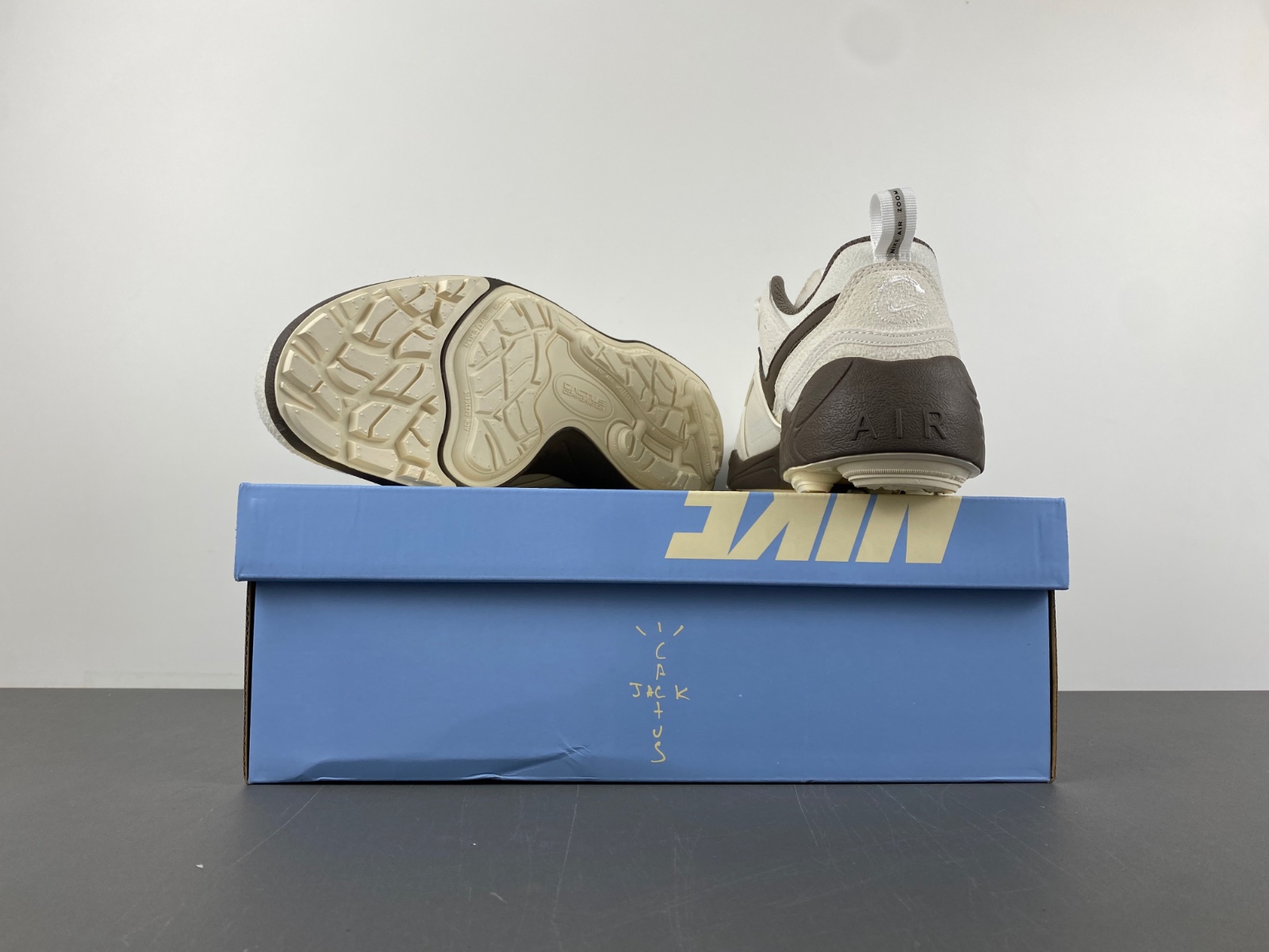 Travis Scott x Nike Zoom Field Jaxx “Light Chocolate”  HQ3061-101