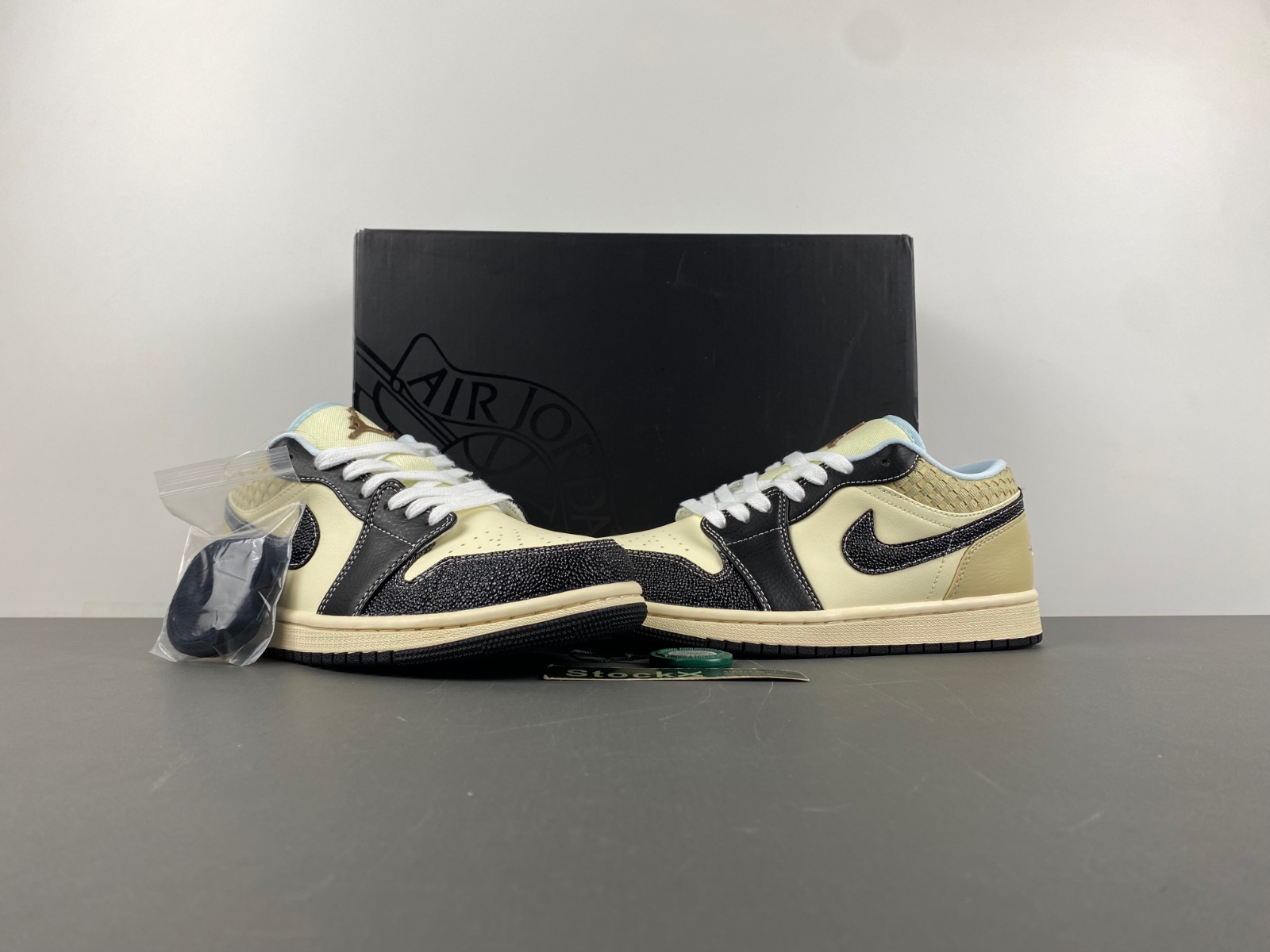 Air Jordan 1 Low SE Coconut Milk Black  HQ3437-101