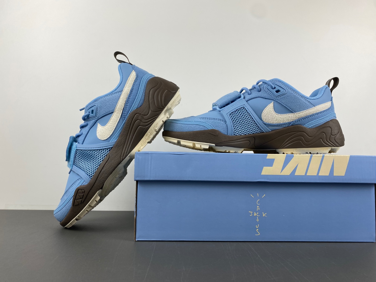 Travis Scott x les meilleures heures de la gamme nike lebron Skateboarding Leche Blue HQ3072-400