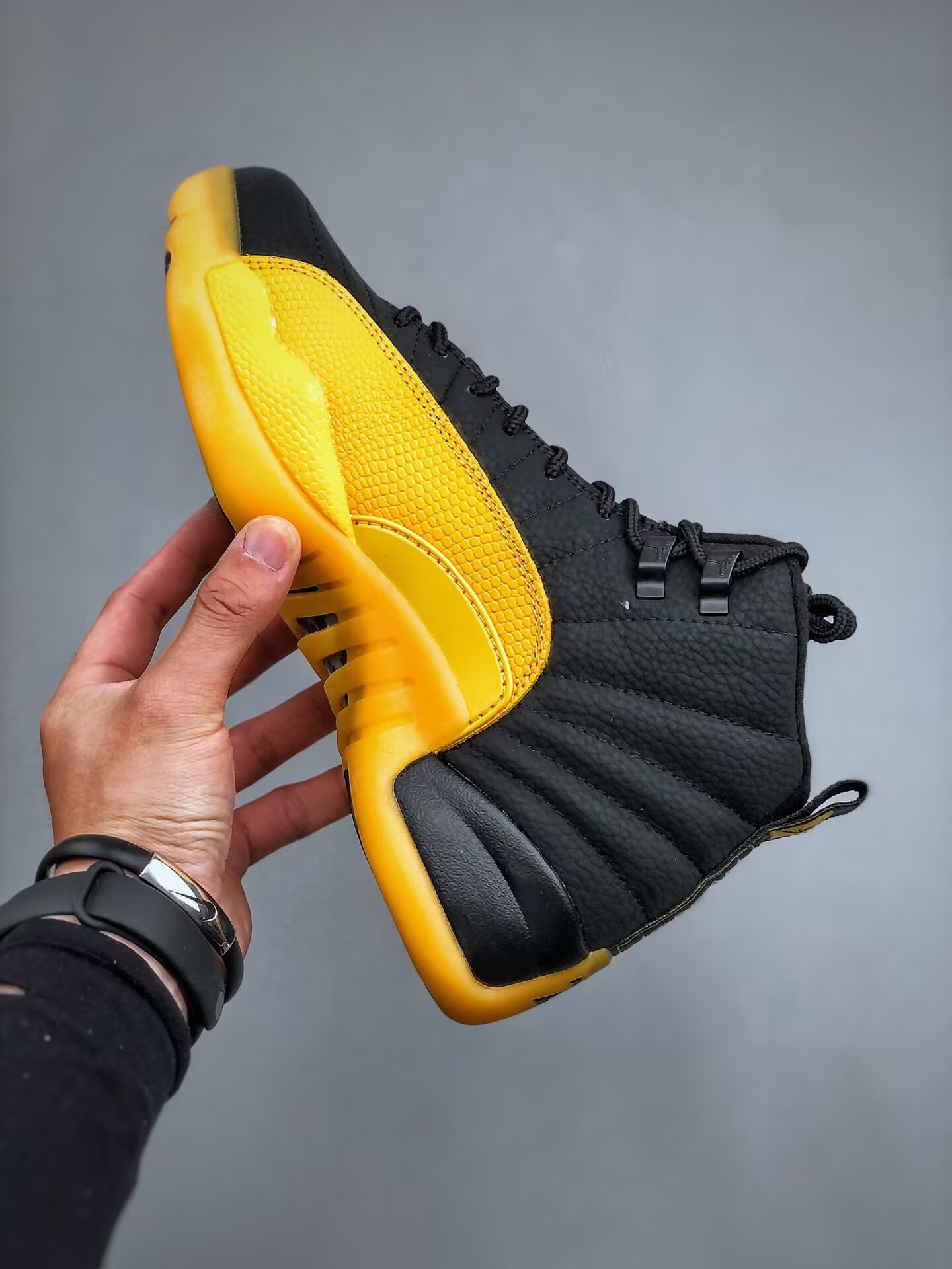 Jordan 12 retro university gold black gold 130690 070