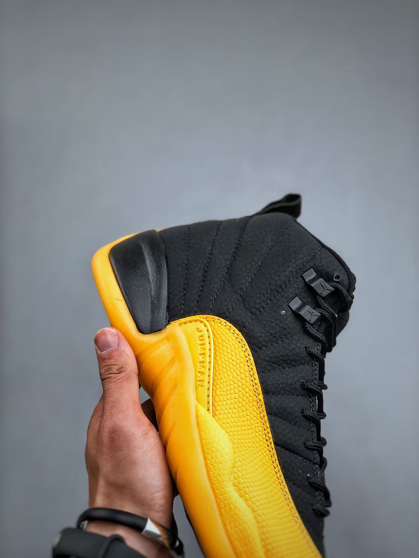 Jordan 12 retro university gold black gold 130690 070