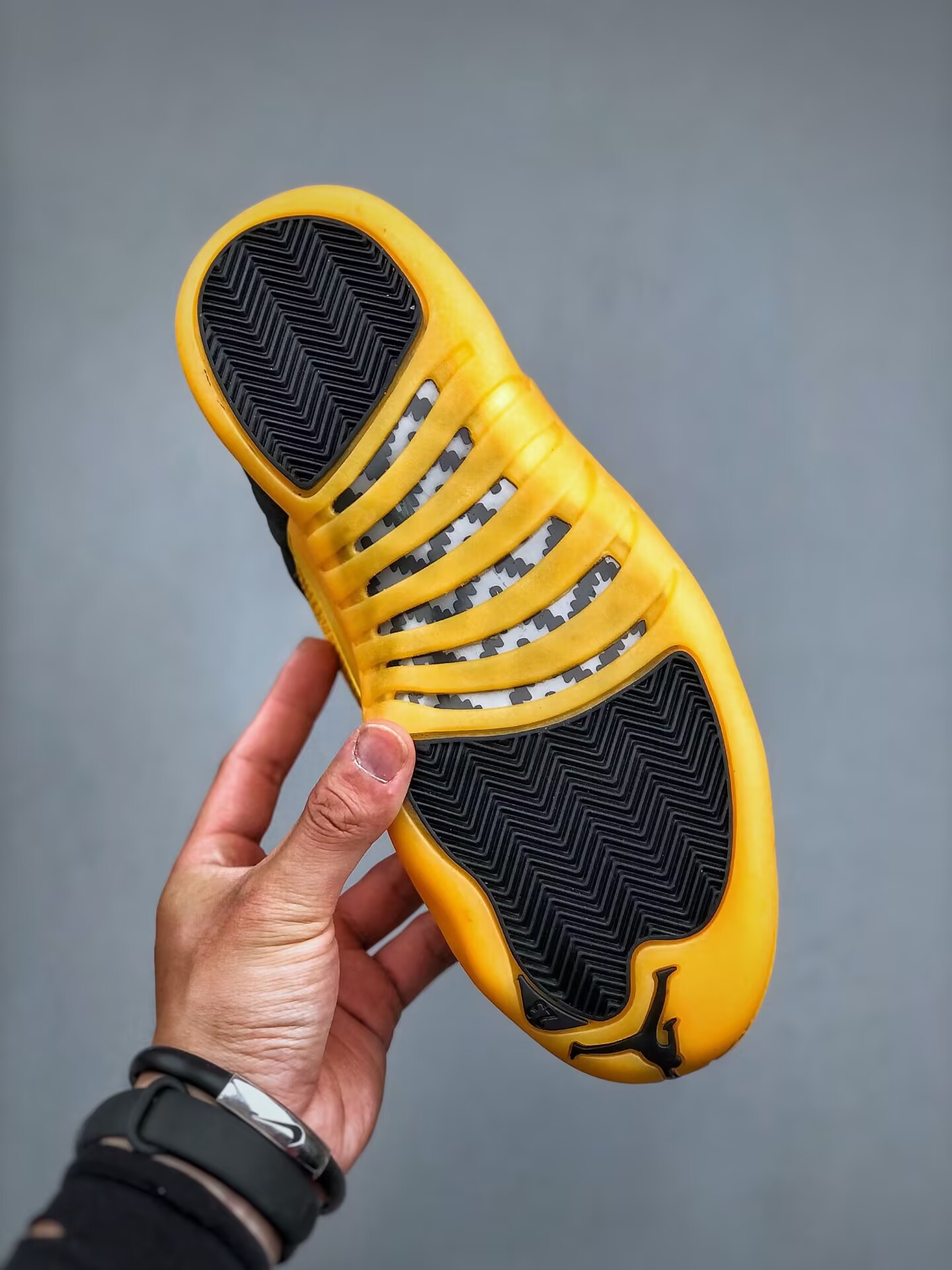 Jordan 12 retro university gold black gold 130690 070