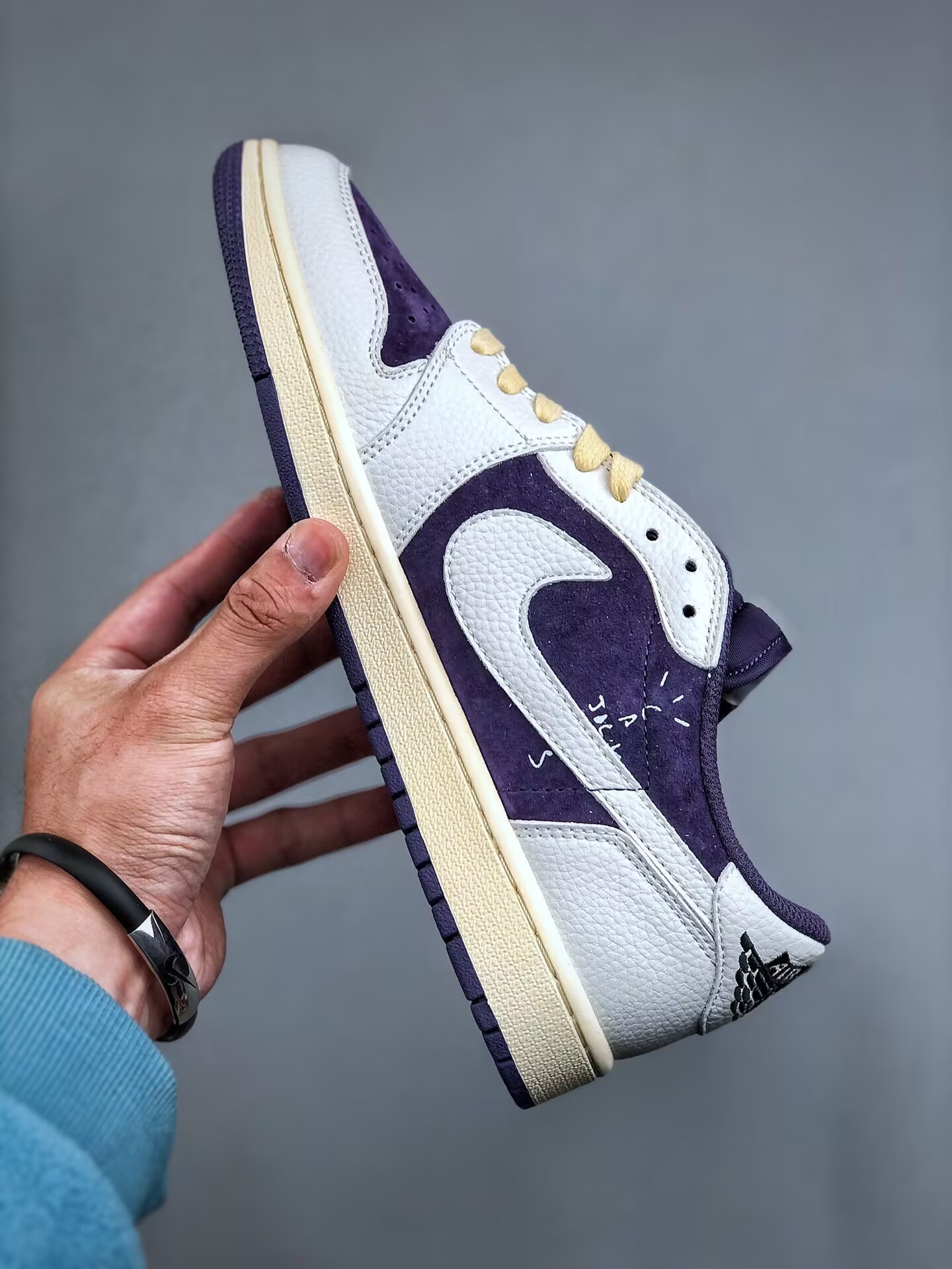 Fraent x Travis Scott Air 1 Low three-party joint hook