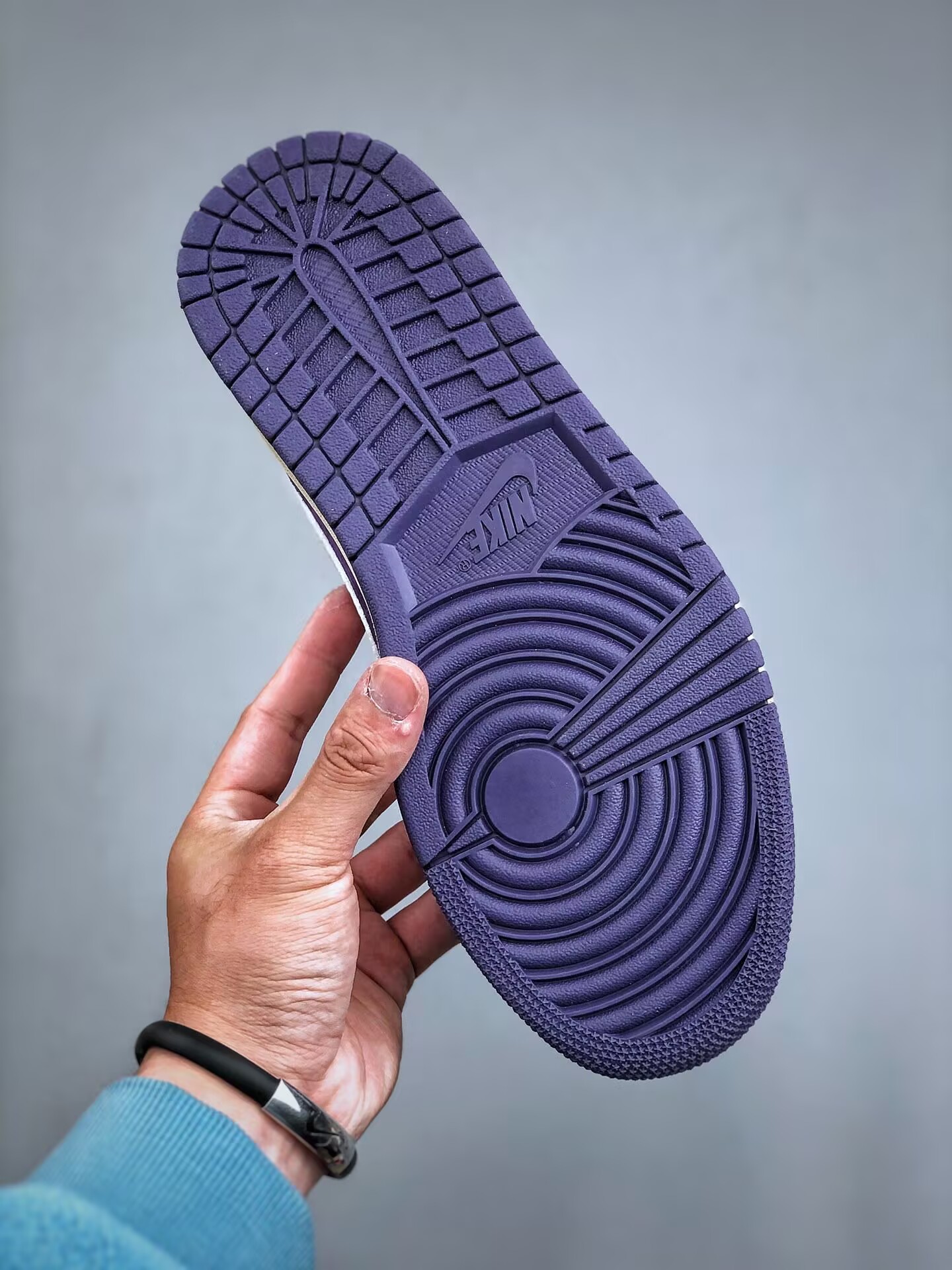 Fraent x Travis Scott Air 1 Low three-party joint hook