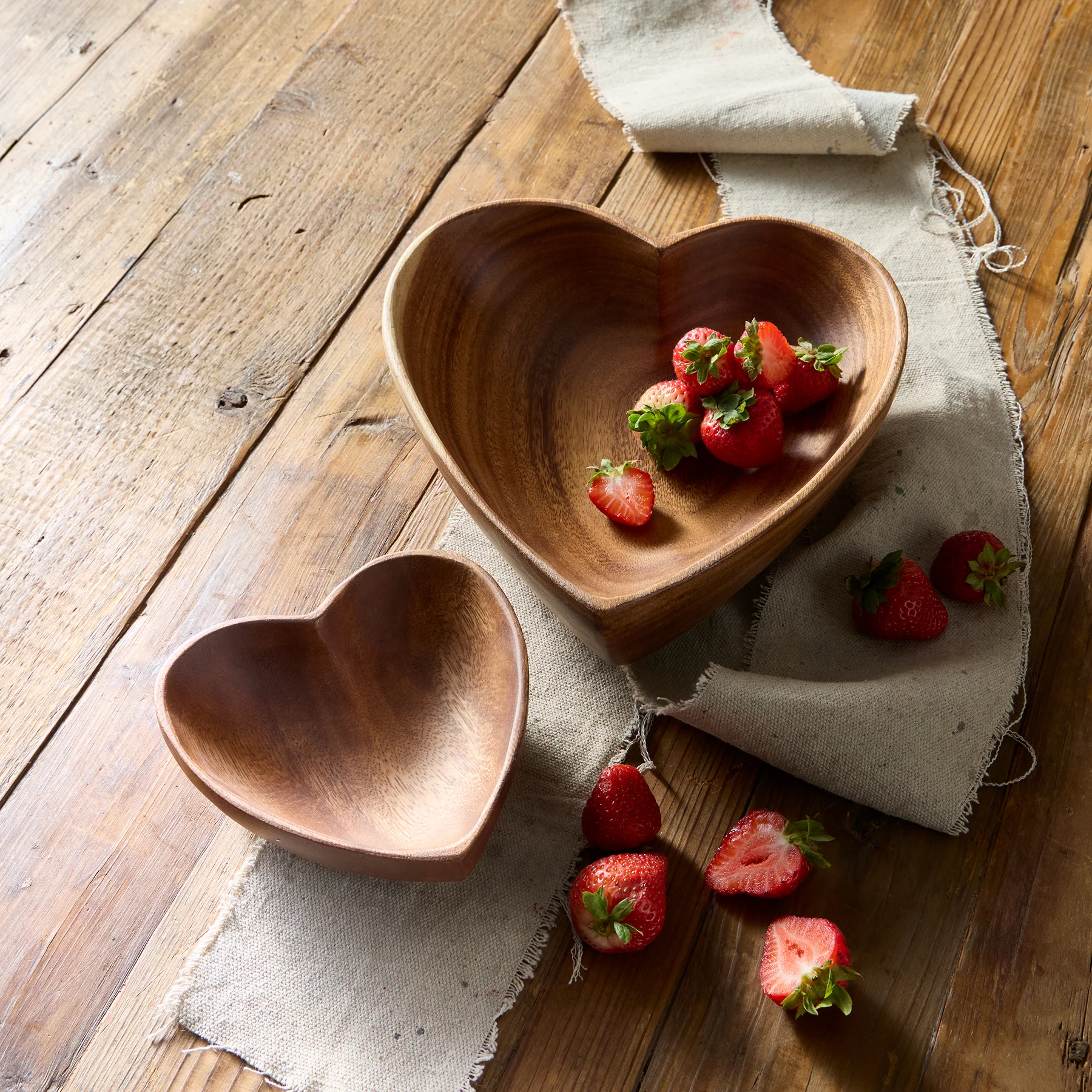 Acacia Heart Bowl