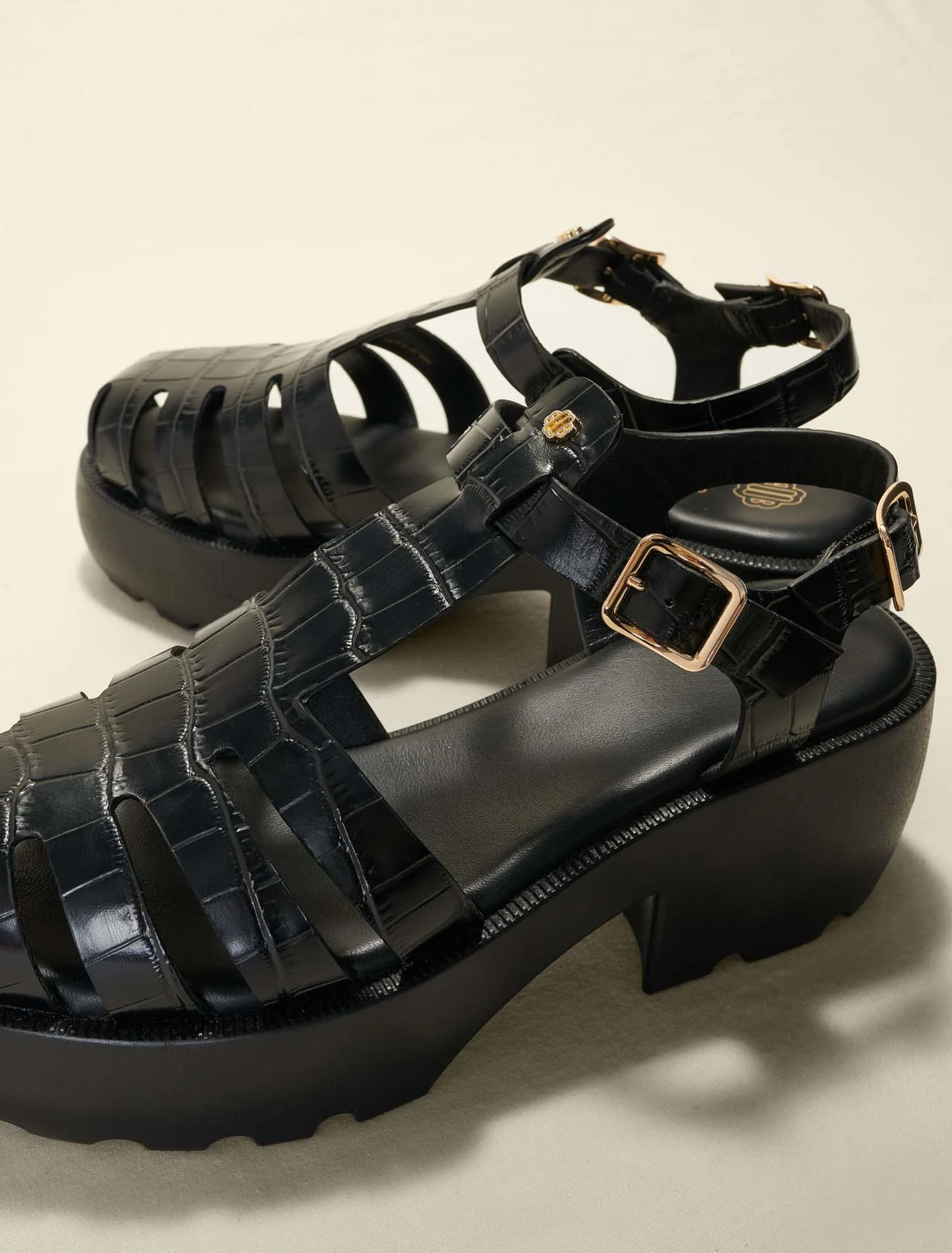 Leather sandals with tread