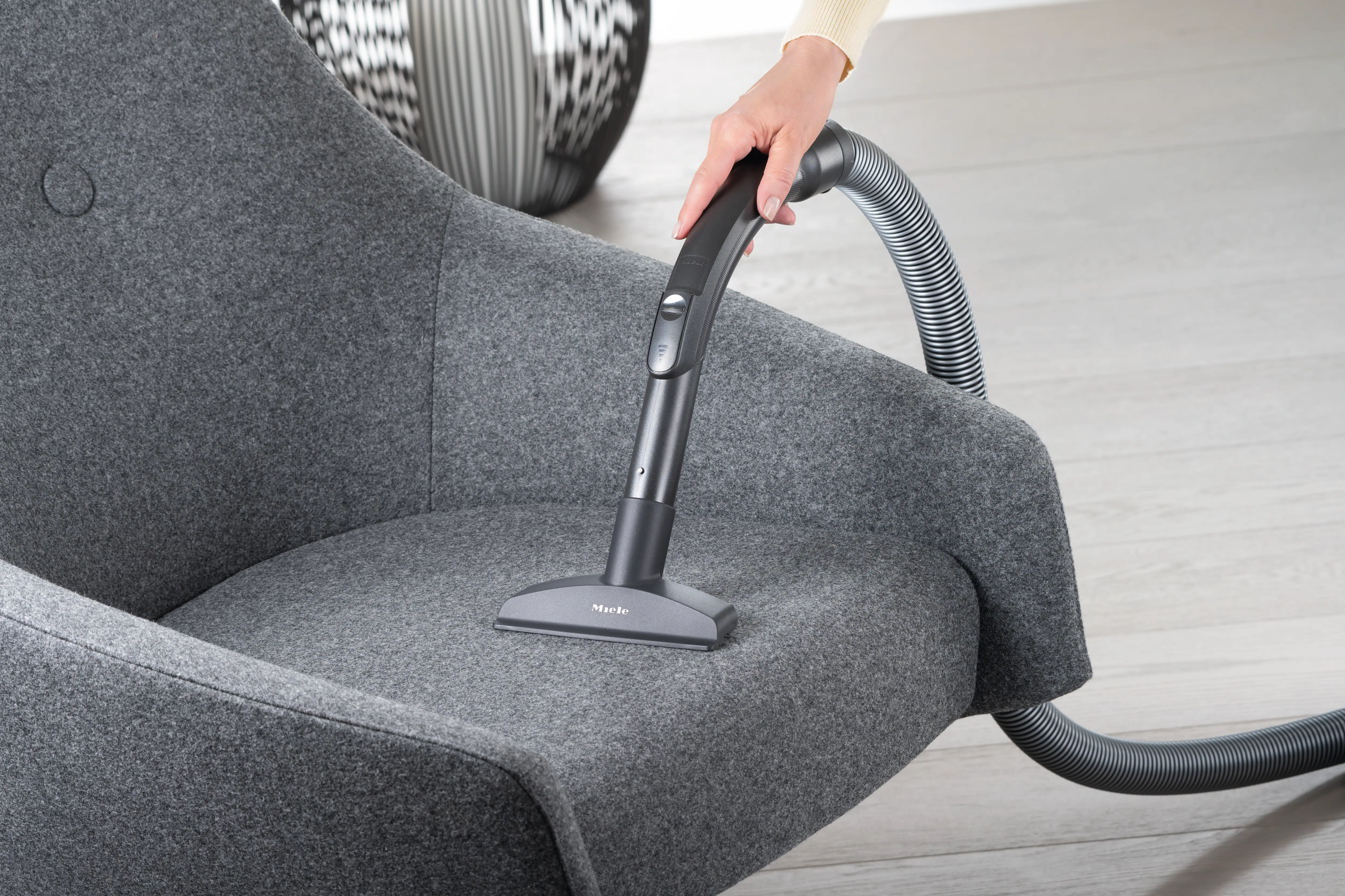 Wide upholstery nozzle