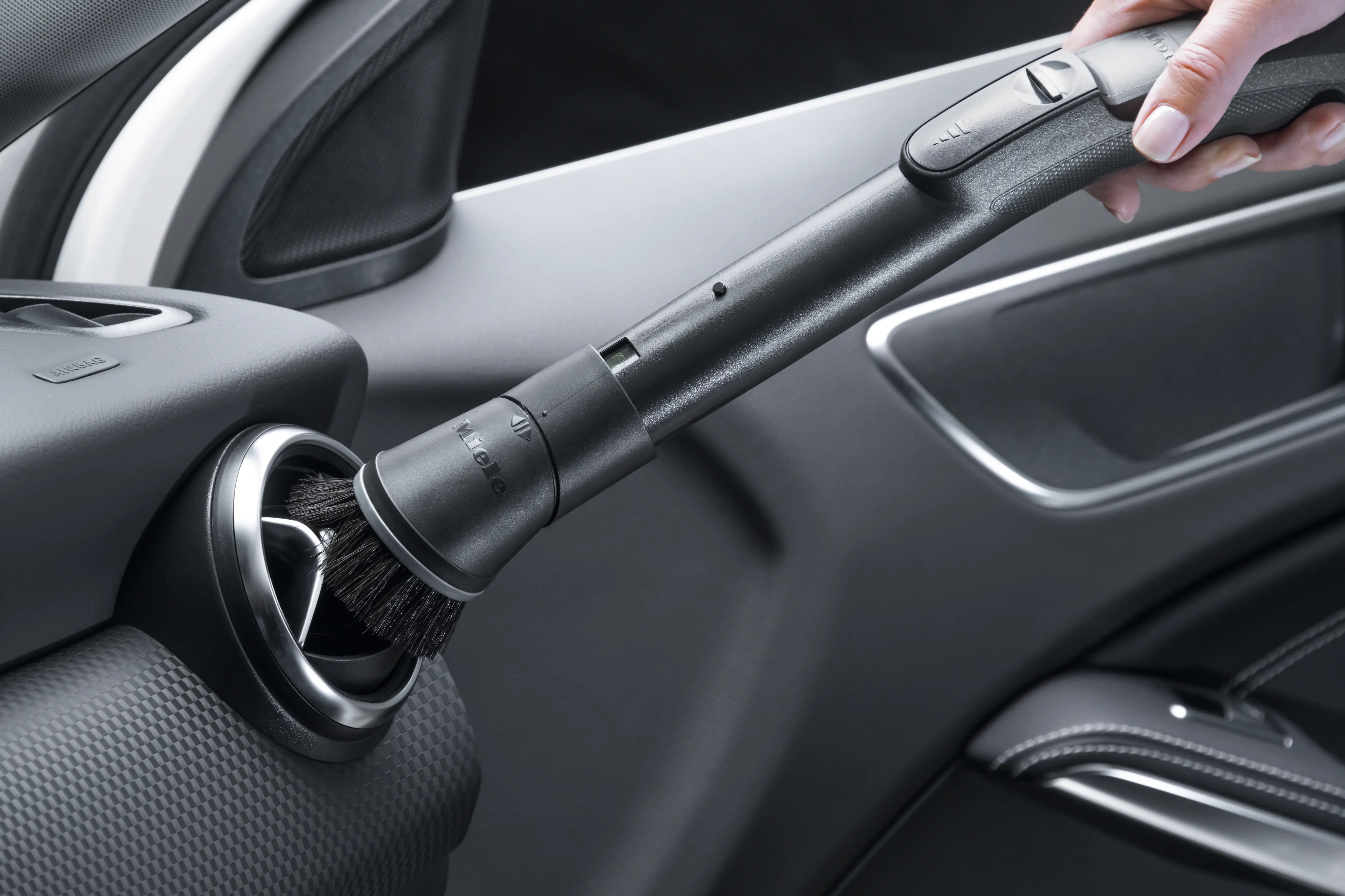 Dusting brush with flexible swivel joint