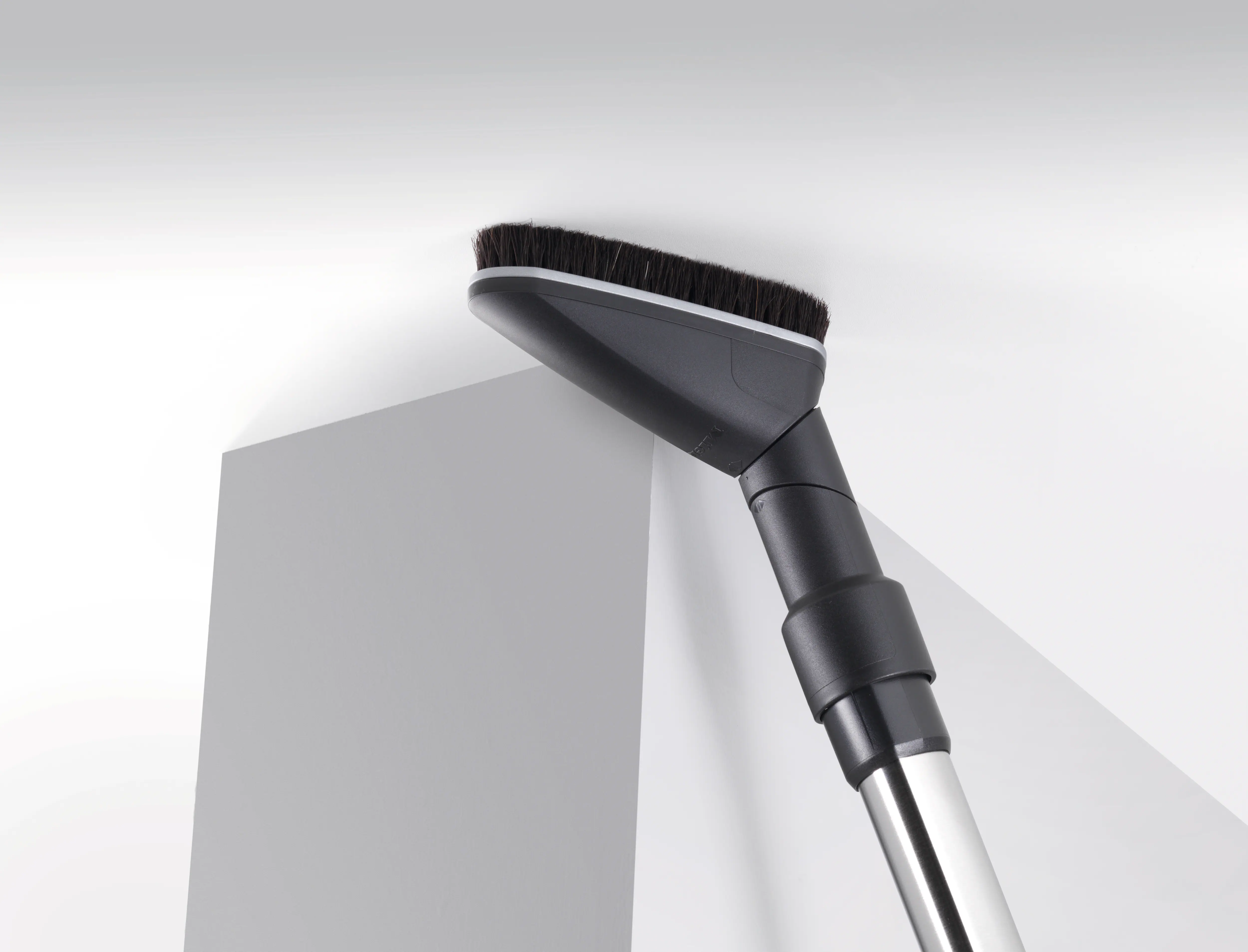 Flexibly adjustable universal brush with natural bristles