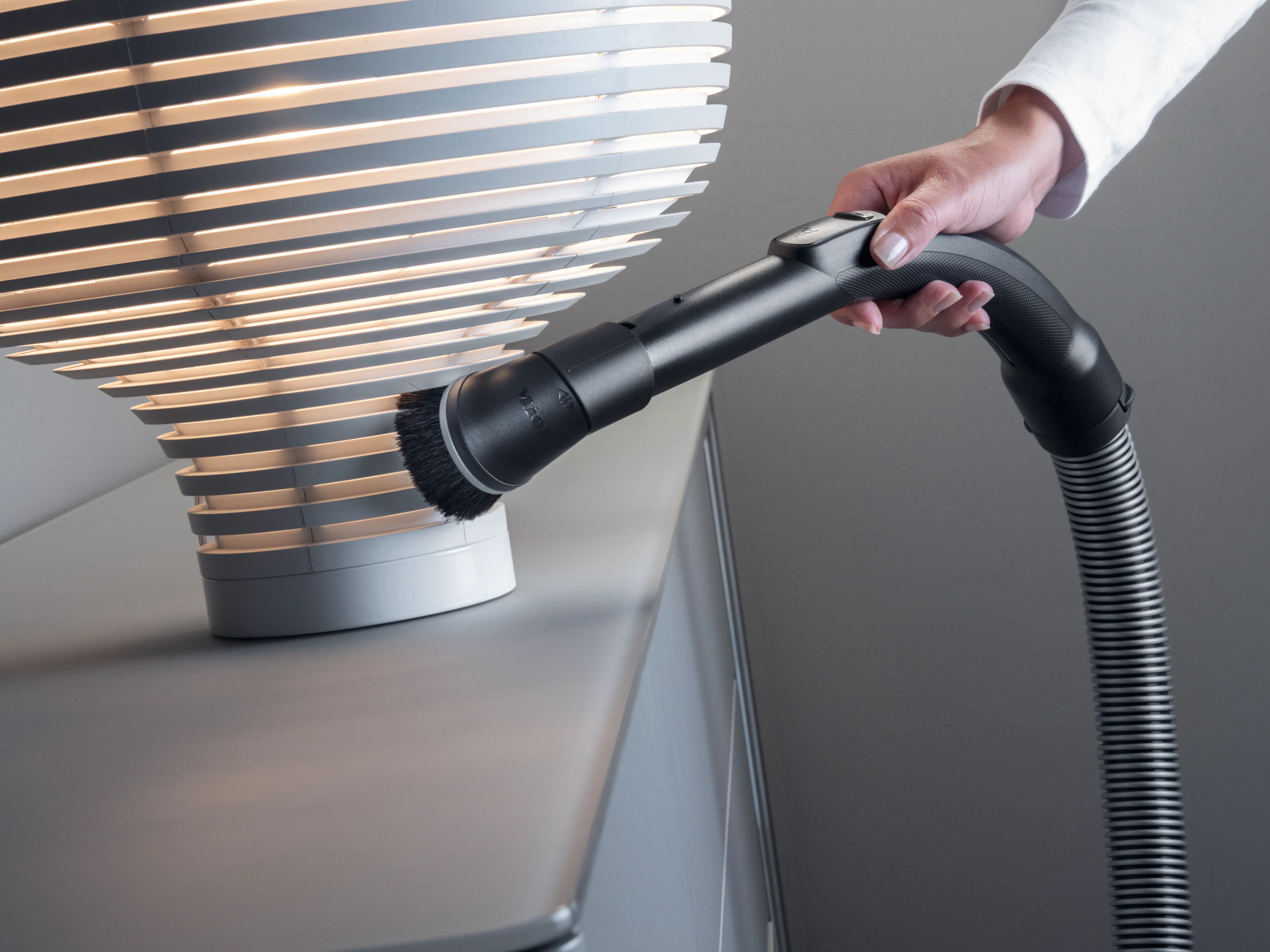 Dusting brush with flexible swivel joint