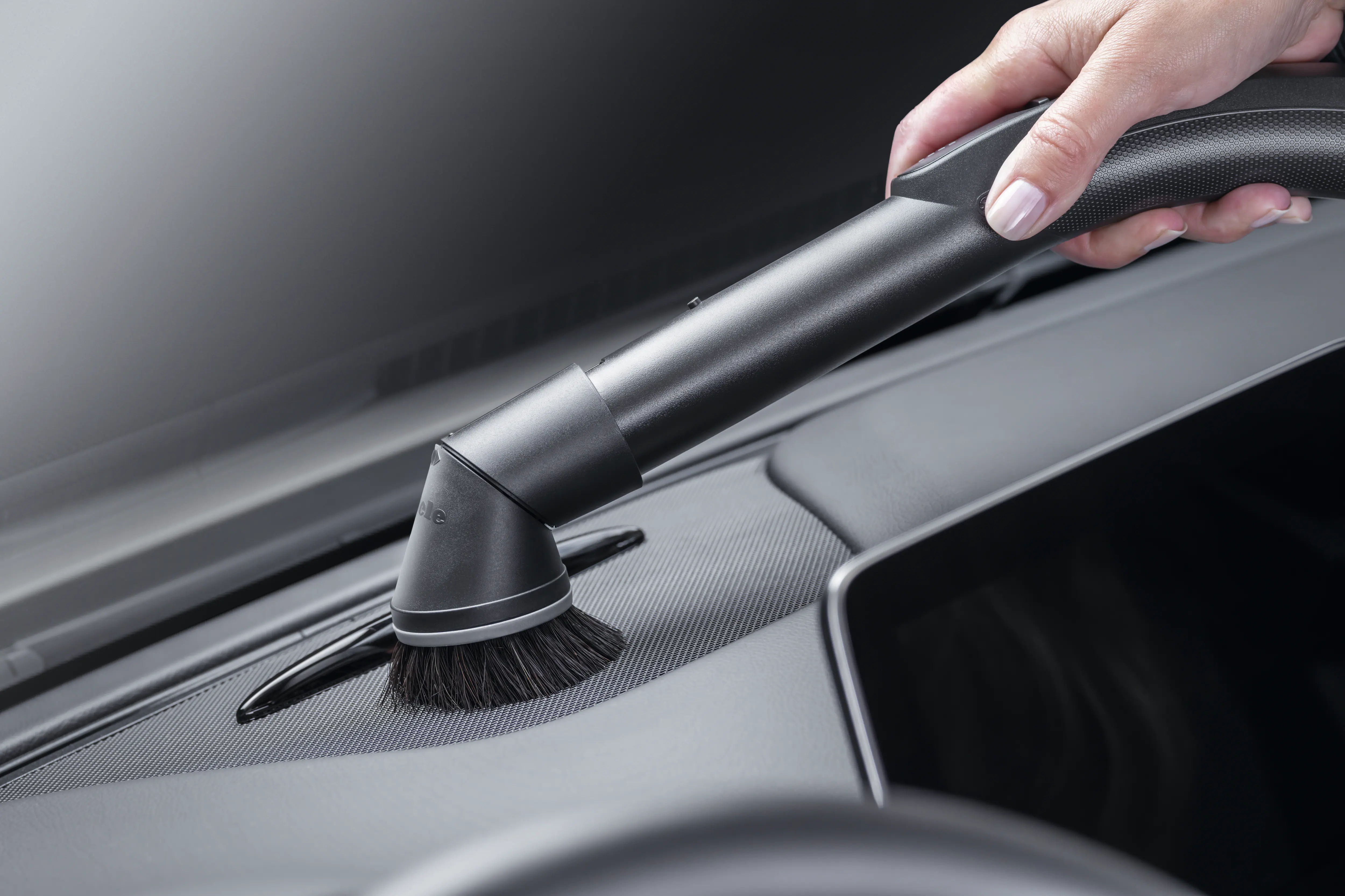 Dusting brush with flexible swivel joint