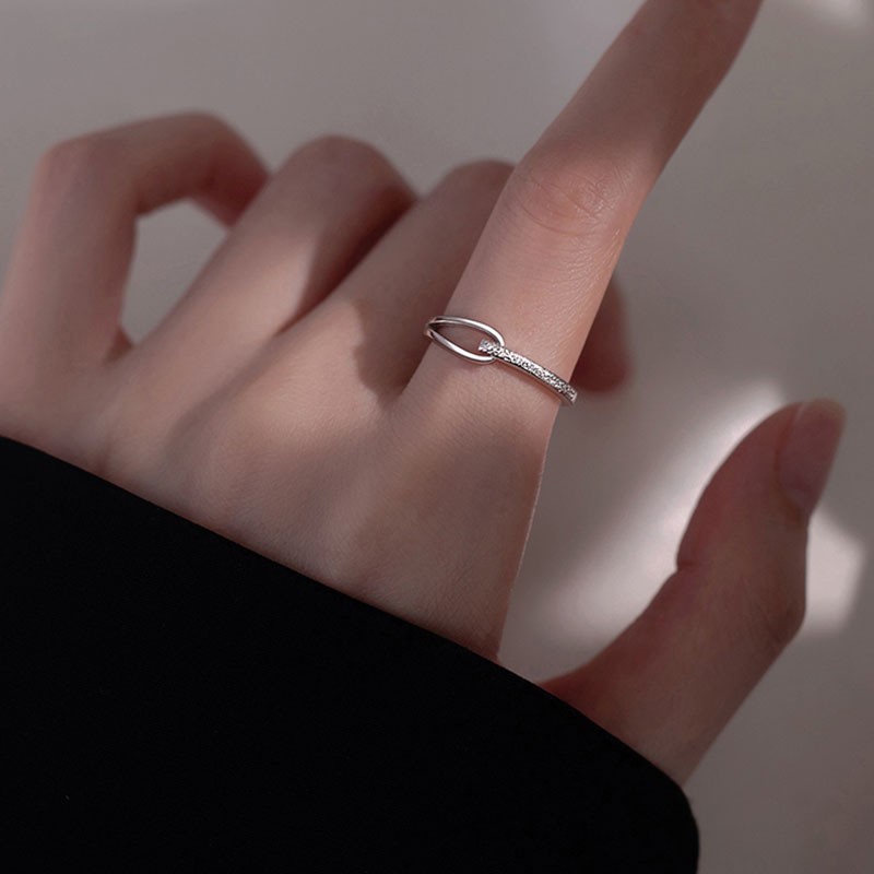 Romantic and simple style M?bius ring ring for women