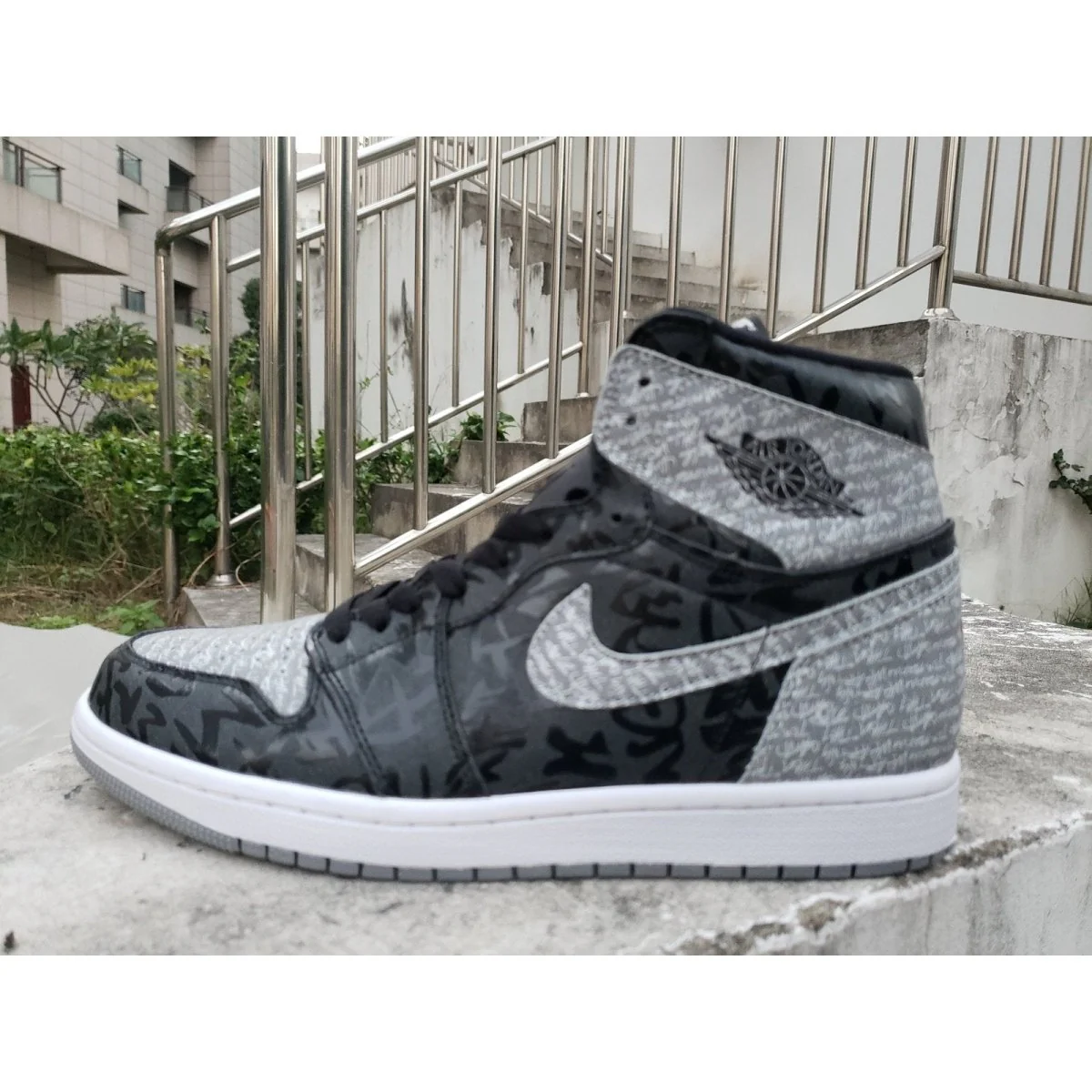 JORDAN 1 RETRO HIGH OG x REBELLIONAIRE - Soul Replicas