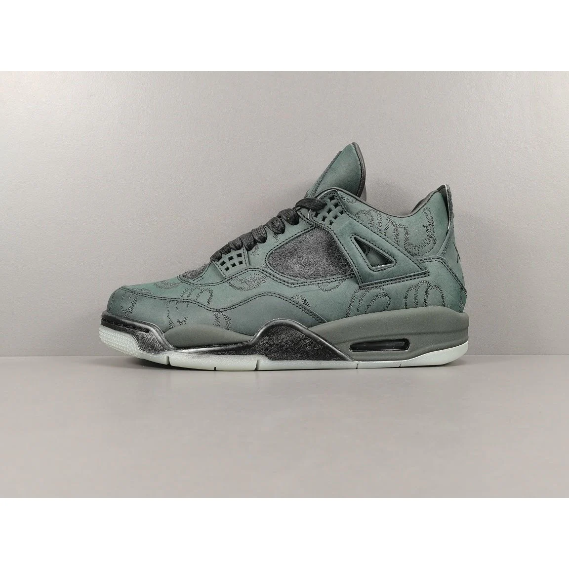 JORDAN 4 x KAWS BLACK OLIVE - Soul Replicas