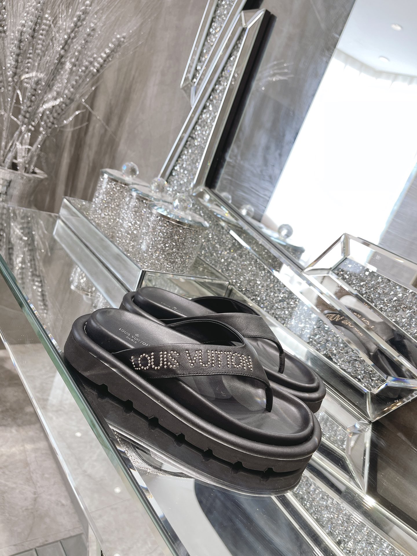 Louis Vuitton Women's The Pool Pillow Flat Comfort Thong Black For Women LV 1AABF9 - Soul Replicas