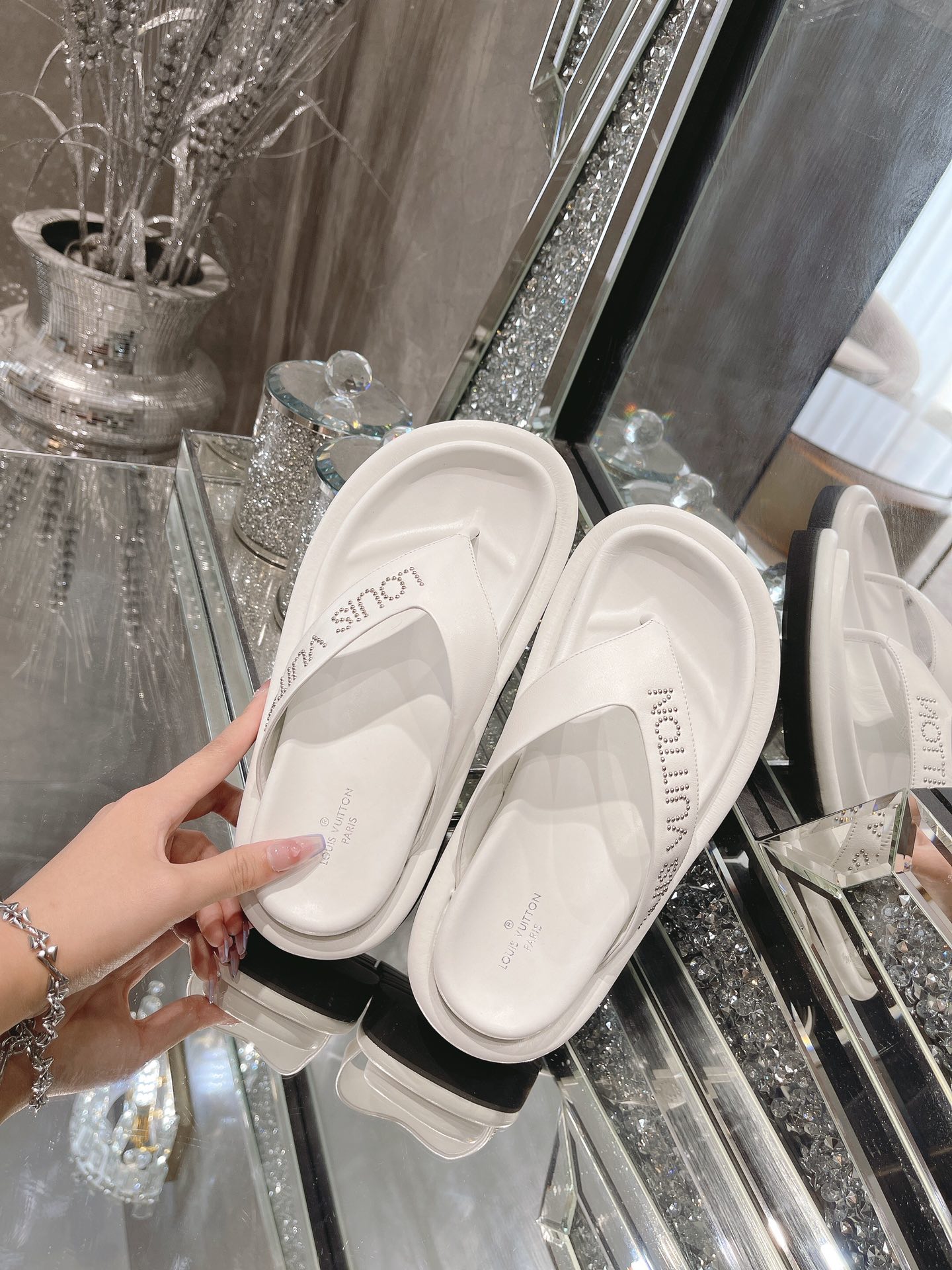 Louis Vuitton Women's The Pool Pillow Flat Comfort Thong White For Women LV 1AABFK - Soul Replicas