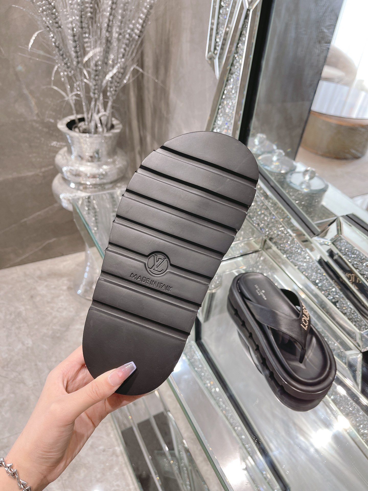 Louis Vuitton Women's The Pool Pillow Flat Comfort Thong Black For Women LV 1AABF9 - Soul Replicas