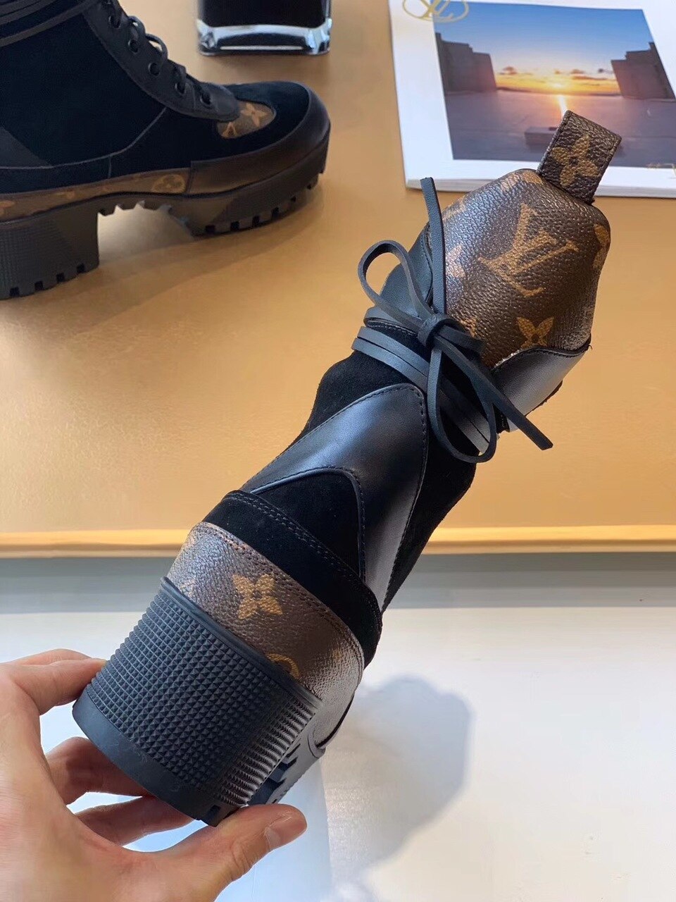 Louis Vuitton Laureate Desert Boots Calfskin Leather Fall/Winter Collection 1A4XXZ. Black/Brown - Soul Replicas