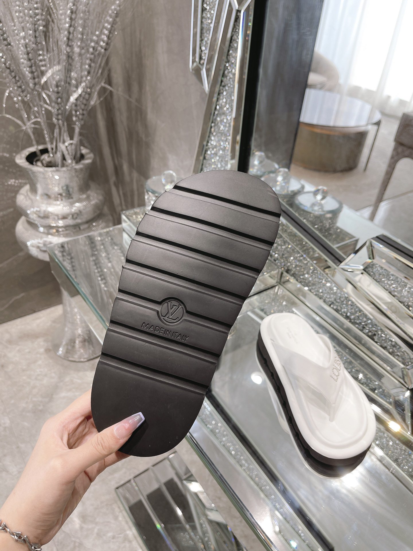 Louis Vuitton Women's The Pool Pillow Flat Comfort Thong Black For Women LV 1AABF9 - Soul Replicas