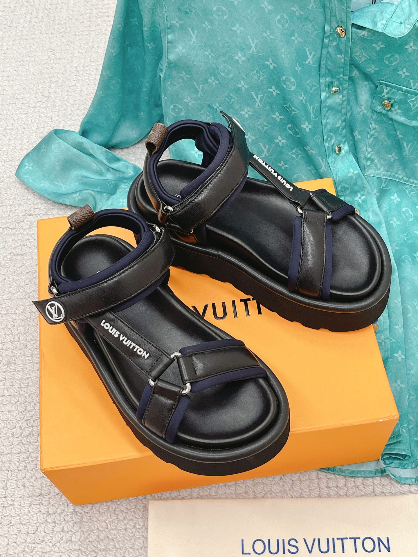 Louis Vuitton Women's Pool Pillow Flatform Comfort Sandal Black For Women LV 1AABR3 - Soul Replicas