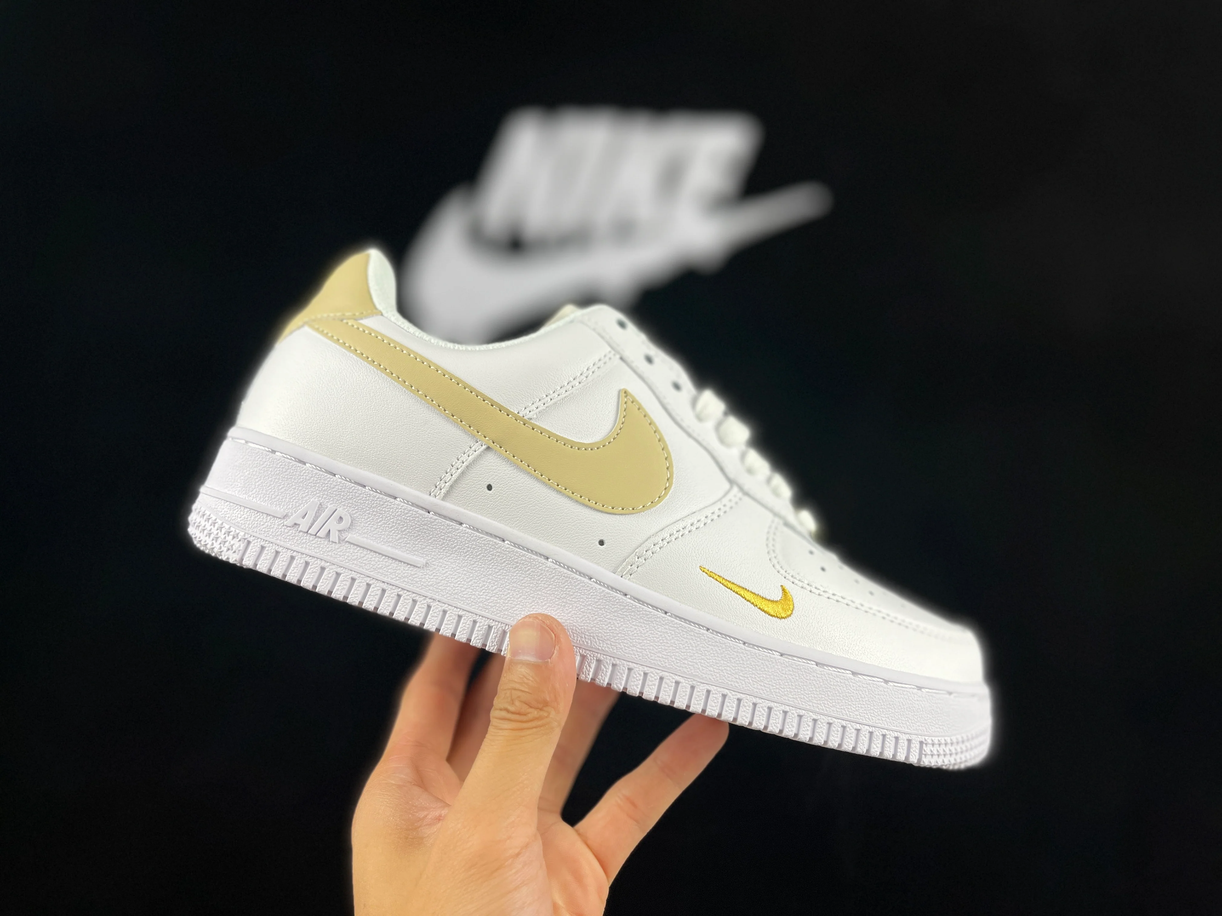 NIKE AIR FORCE 1 