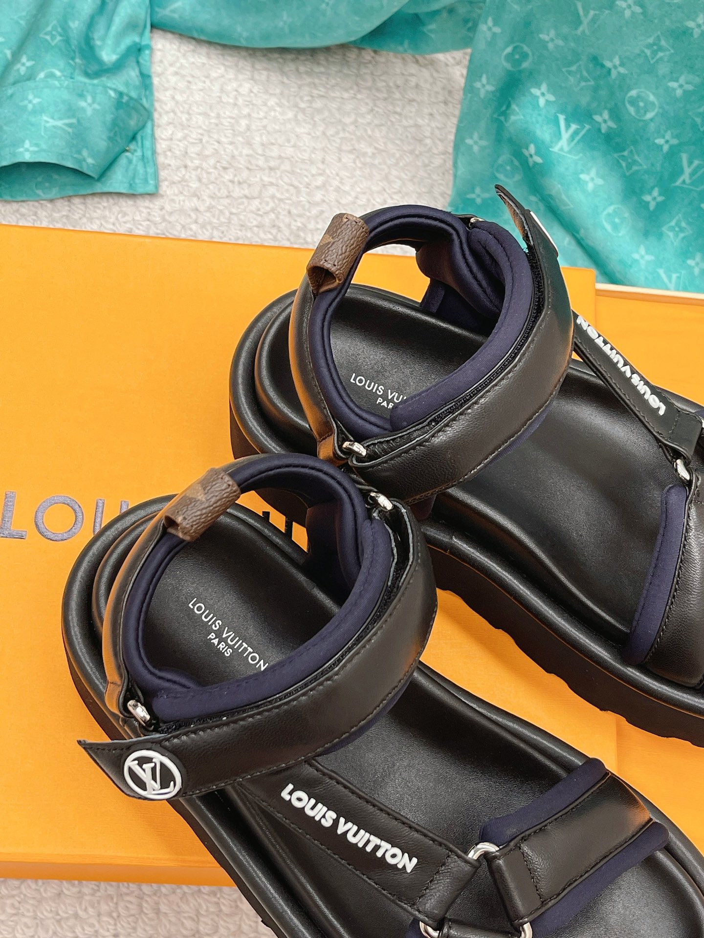 Louis Vuitton Women's Pool Pillow Flatform Comfort Sandal Black For Women LV 1AABR3 - Soul Replicas