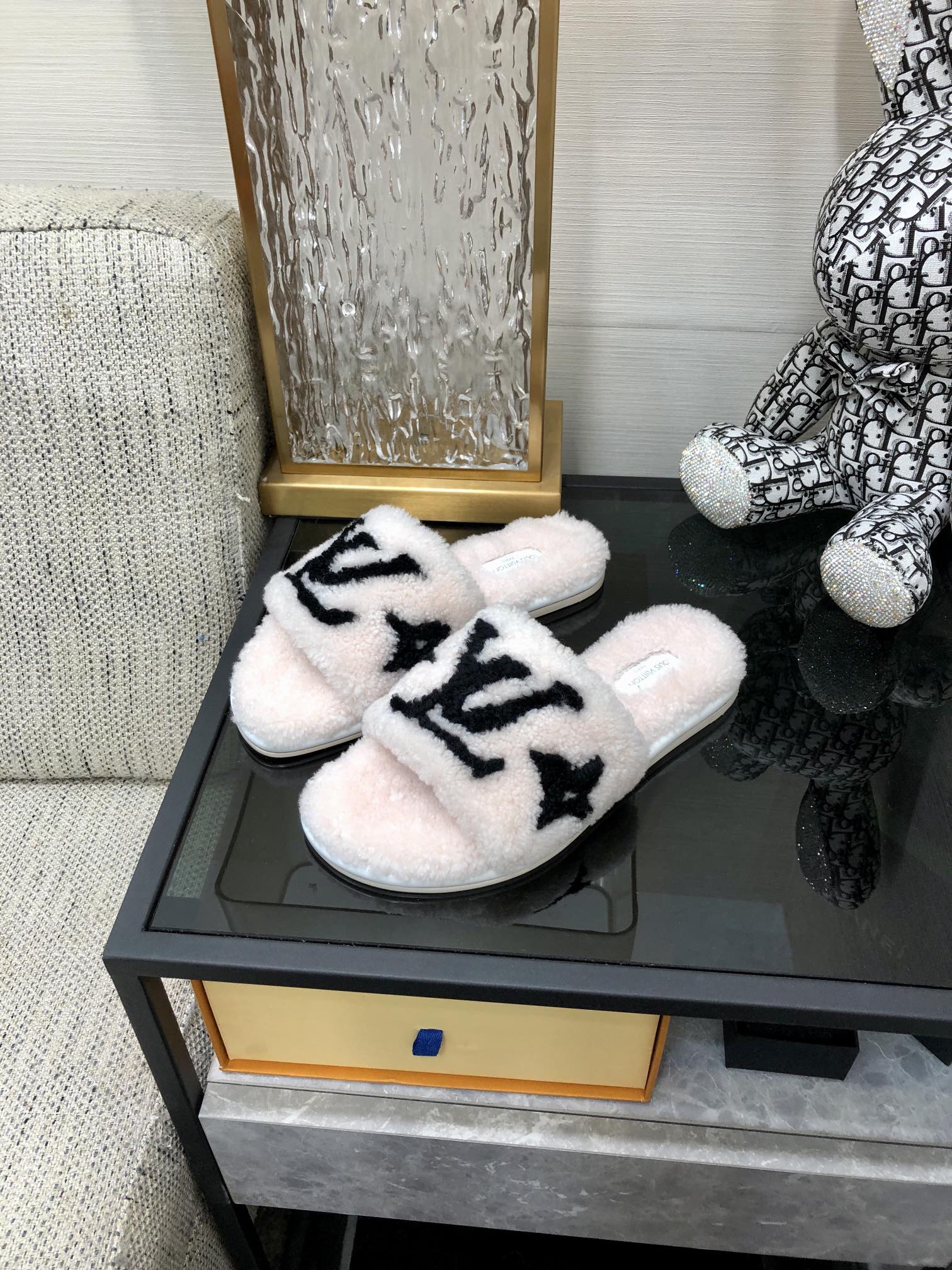 Louis Vuitton Women's Magnetic Flat Mule White For Women LV - Soul Replicas