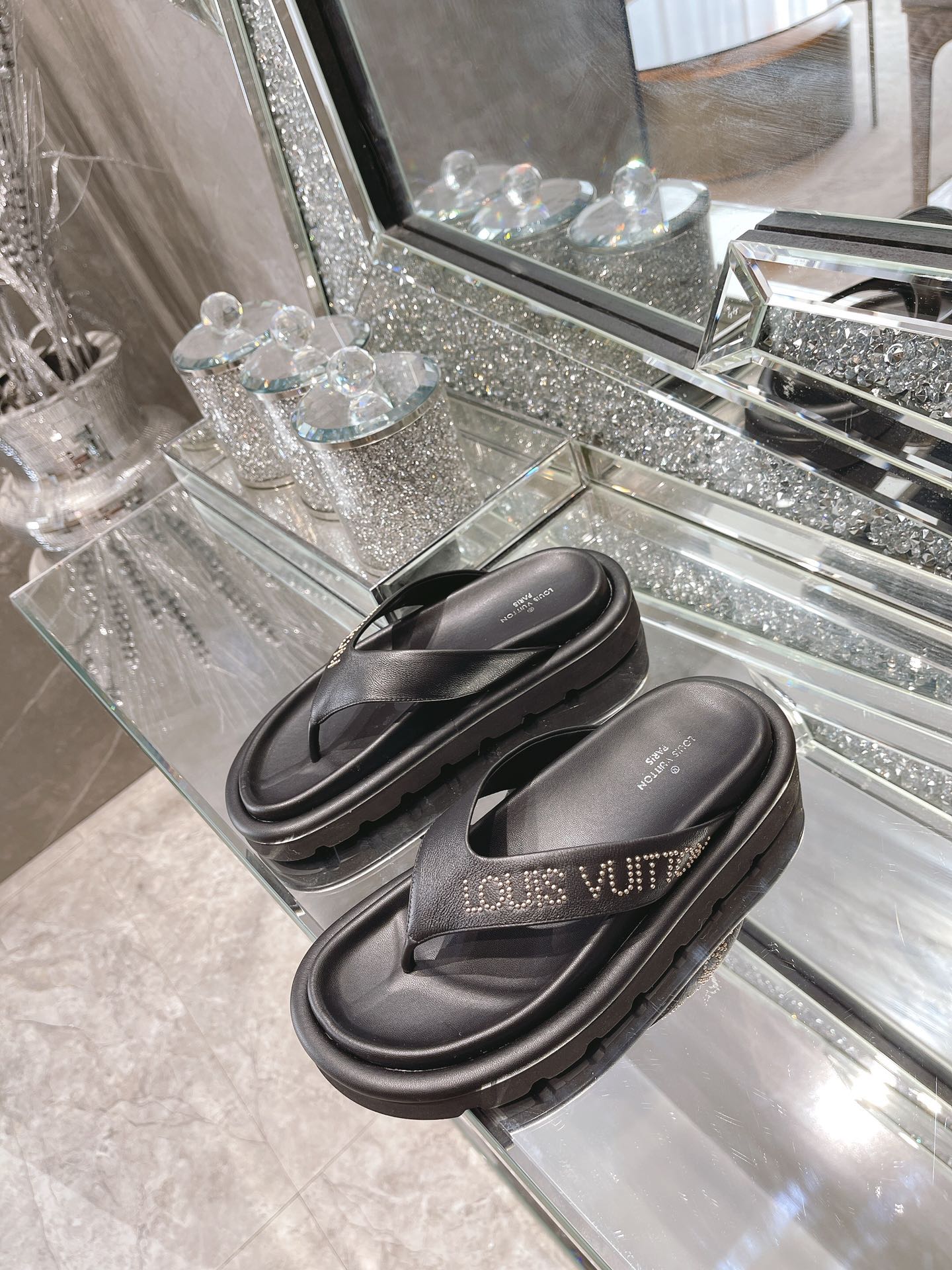 Louis Vuitton Women's The Pool Pillow Flat Comfort Thong Black For Women LV 1AABF9 - Soul Replicas