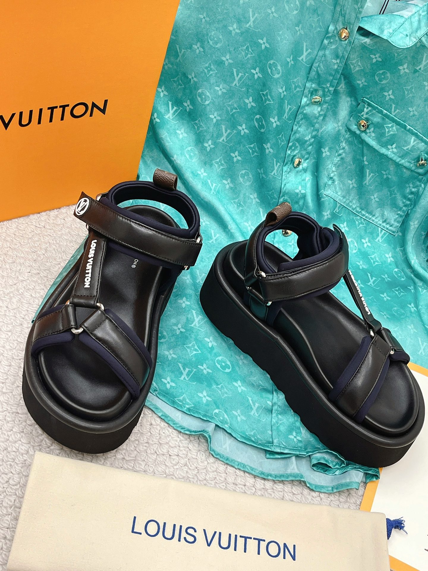 Louis Vuitton Women's Pool Pillow Flatform Comfort Sandal Black For Women LV 1AABR3 - Soul Replicas