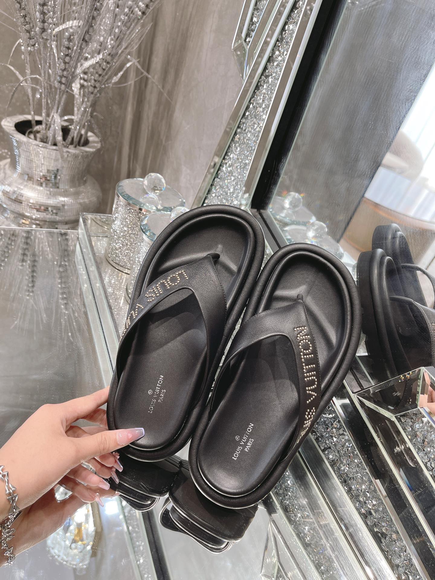 Louis Vuitton Women's The Pool Pillow Flat Comfort Thong Black For Women LV 1AABF9 - Soul Replicas