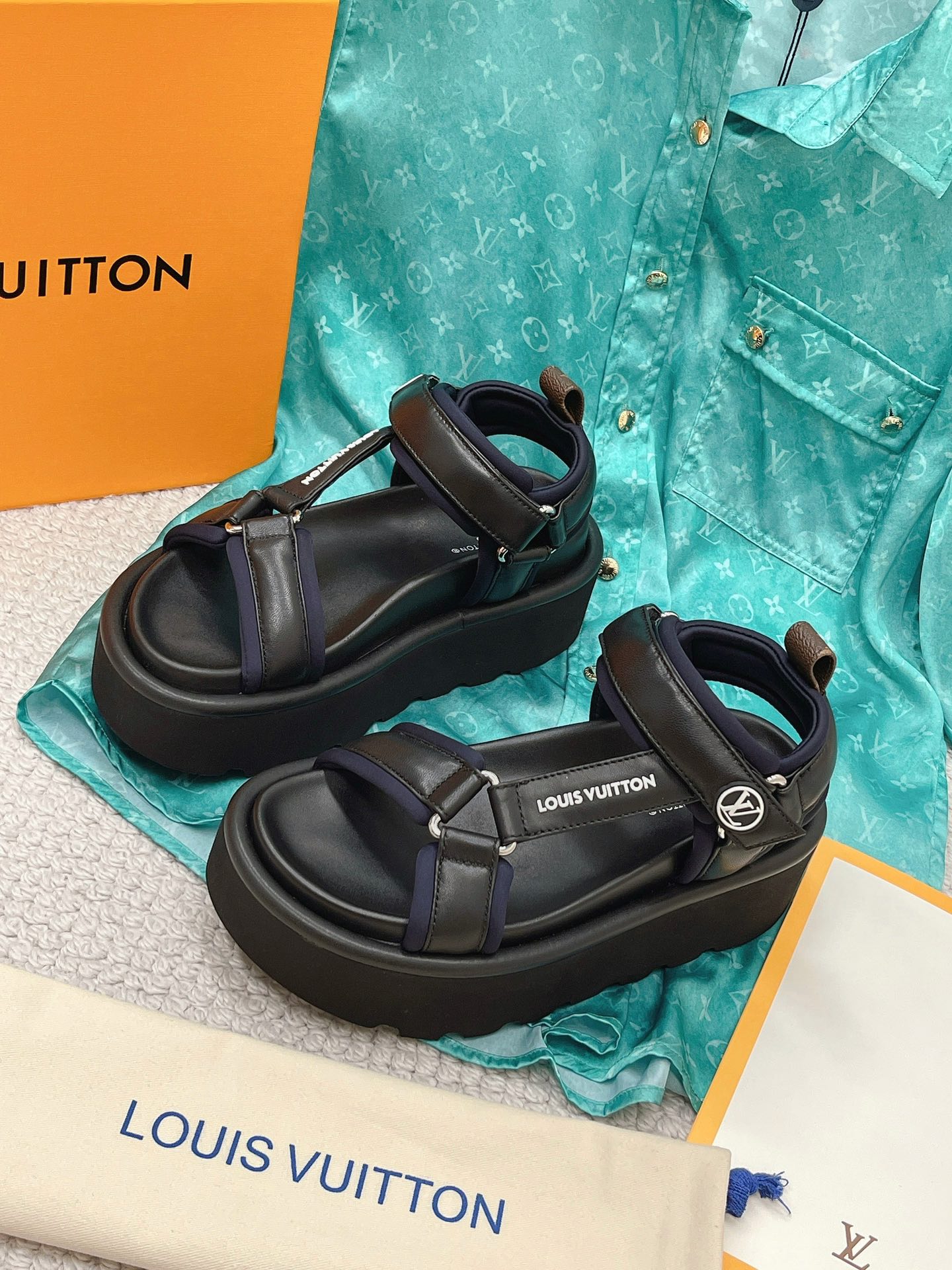 Louis Vuitton Women's Pool Pillow Flatform Comfort Sandal Black For Women LV 1AABR3 - Soul Replicas