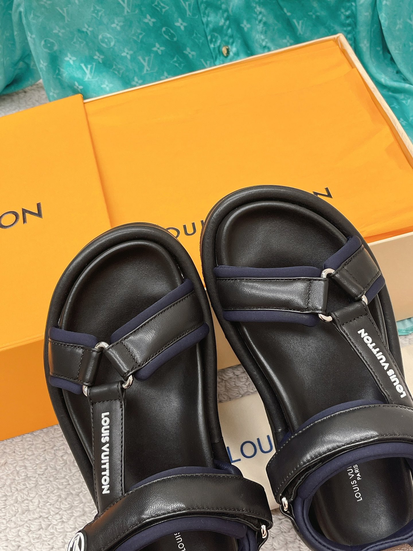 Louis Vuitton Women's Pool Pillow Flatform Comfort Sandal Black For Women LV 1AABR3 - Soul Replicas