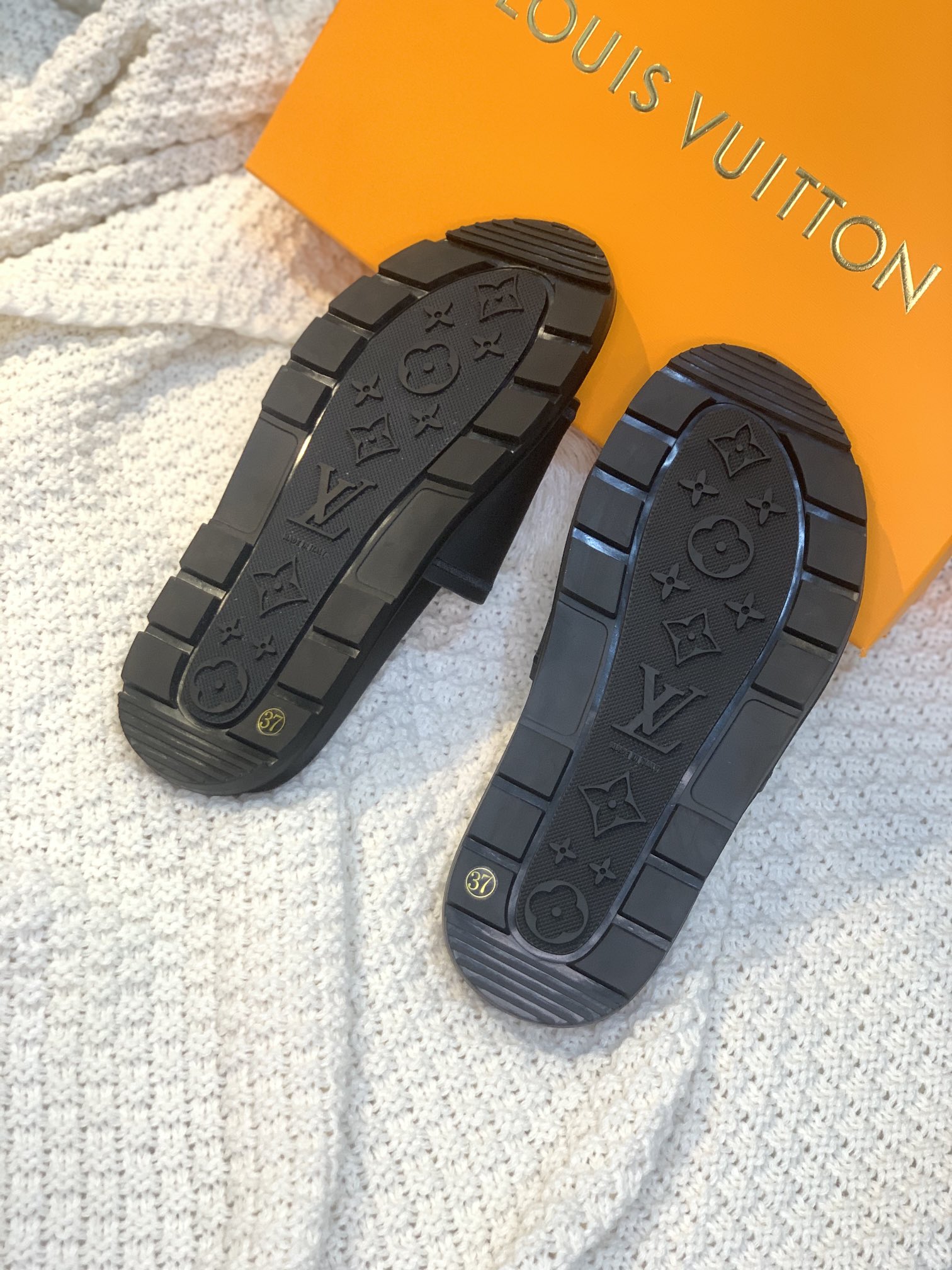 Louis Vuitton Women's Pool Pillow Flat Comfort Mule Black For Women LV - Soul Replicas