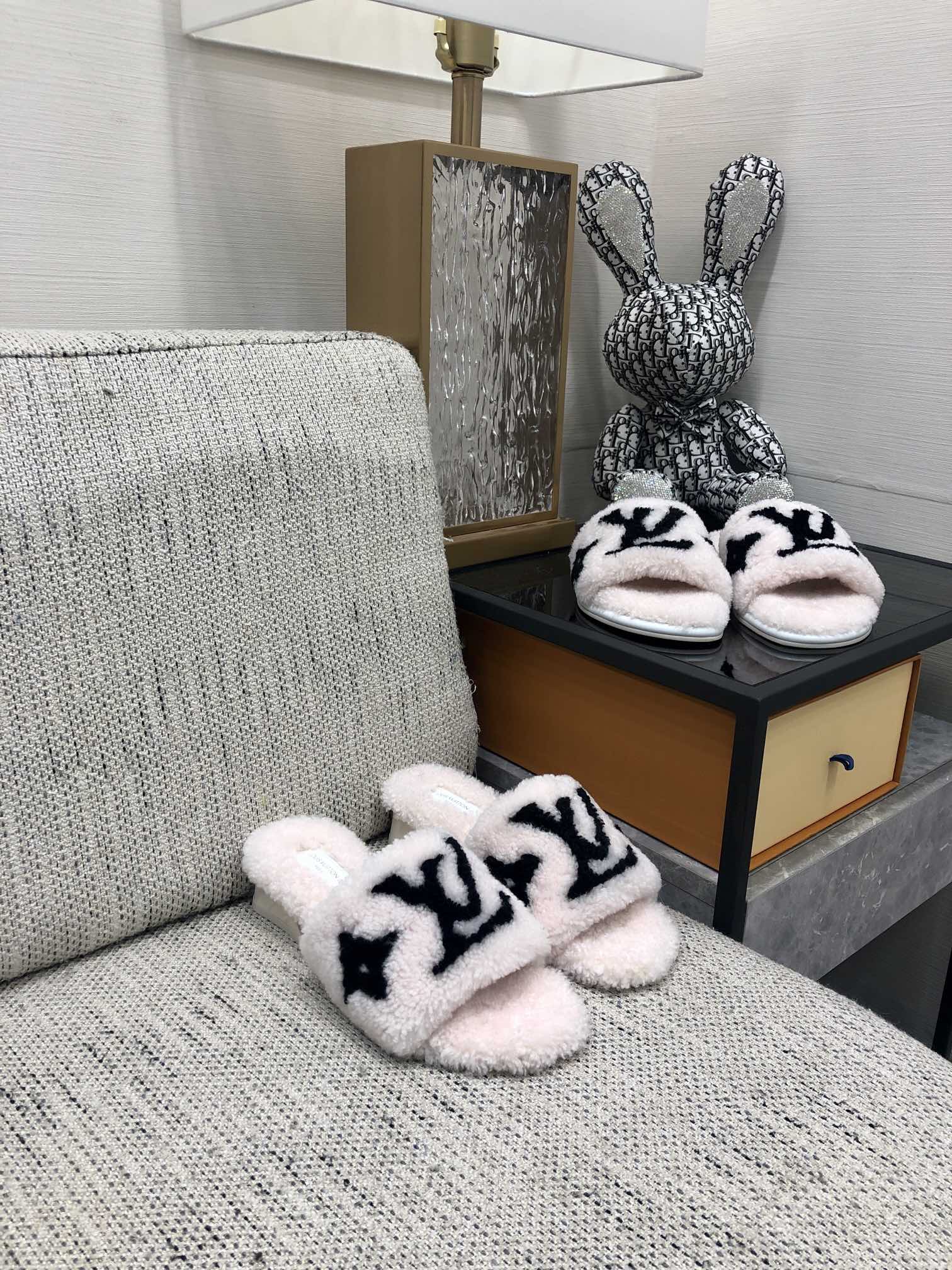 Louis Vuitton Women's Magnetic Mule White For Women LV - Soul Replicas