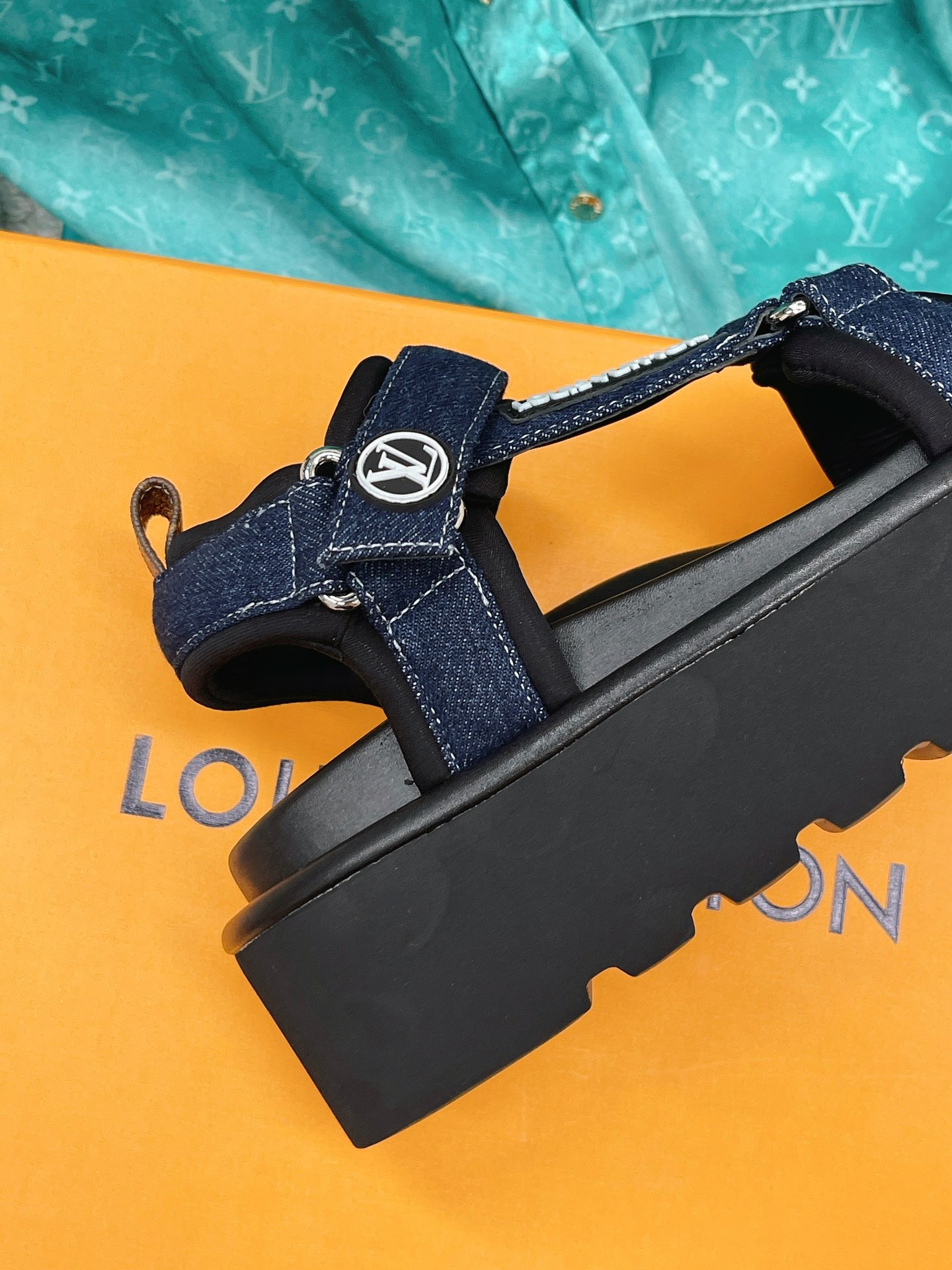 Louis Vuitton Women's Pool Pillow Flatform Comfort Sandal Black For Women LV 1AABR3 - Soul Replicas