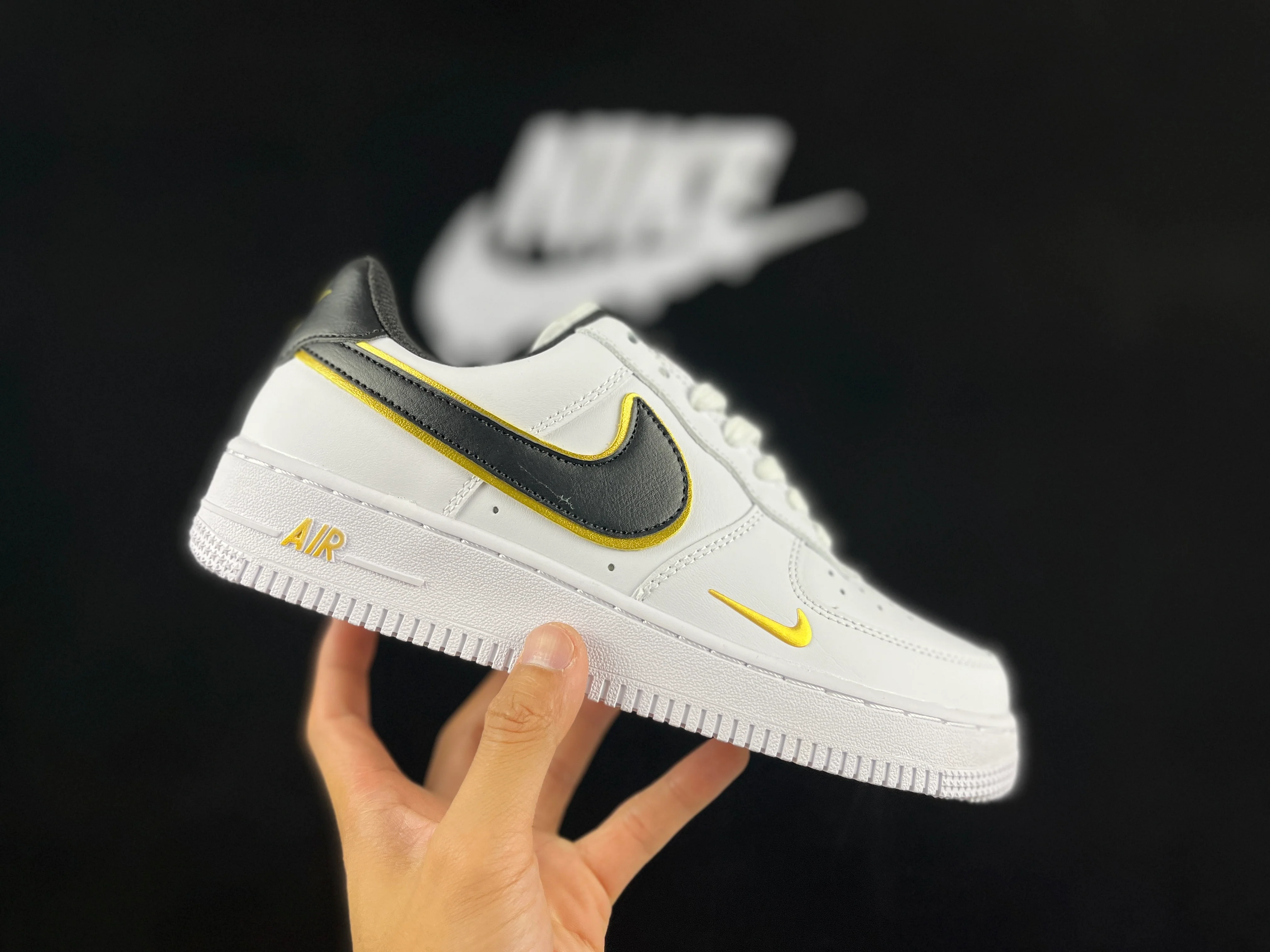 NIKE AIR FORCE 1 