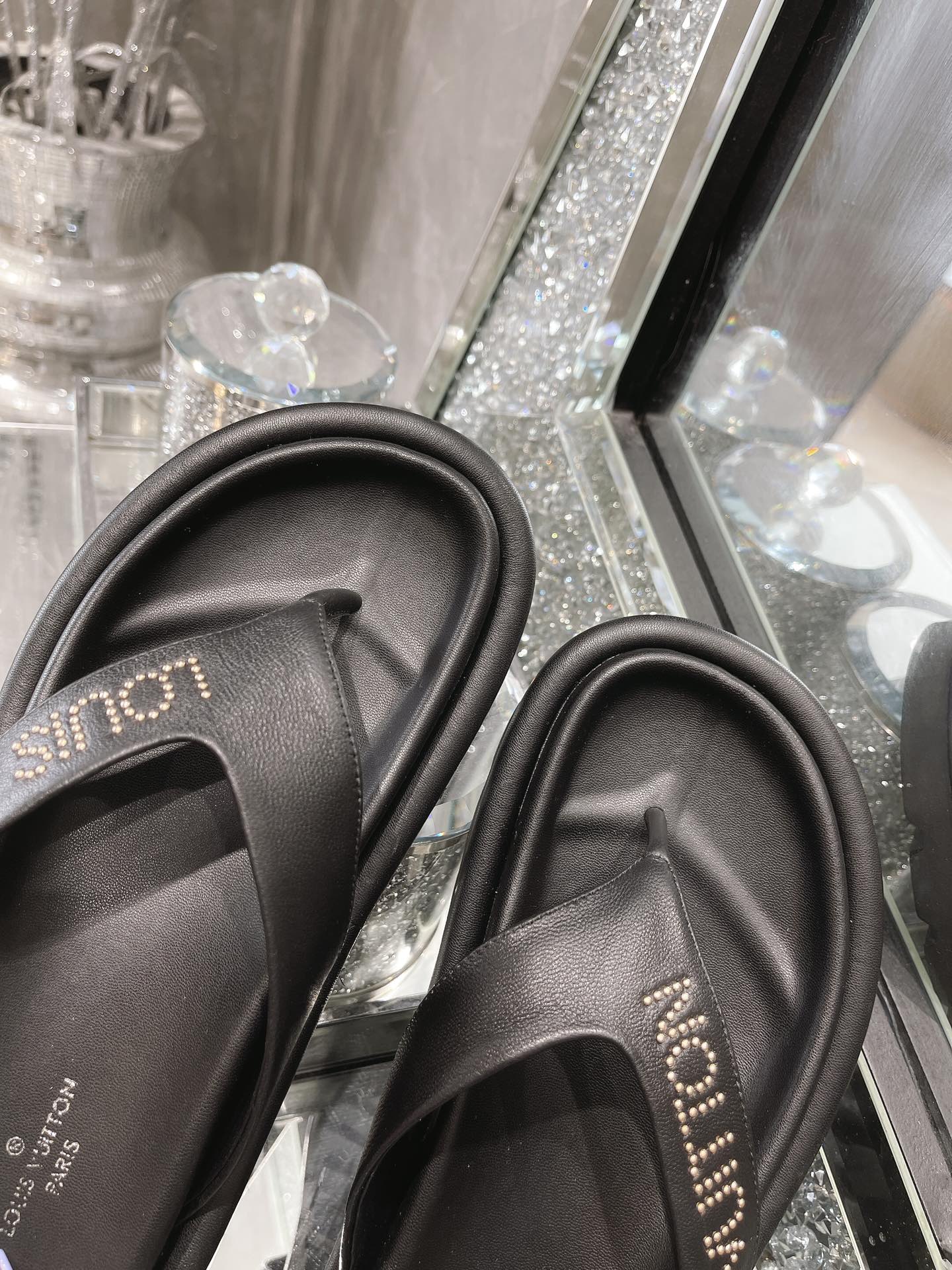 Louis Vuitton Women's The Pool Pillow Flat Comfort Thong Black For Women LV 1AABF9 - Soul Replicas