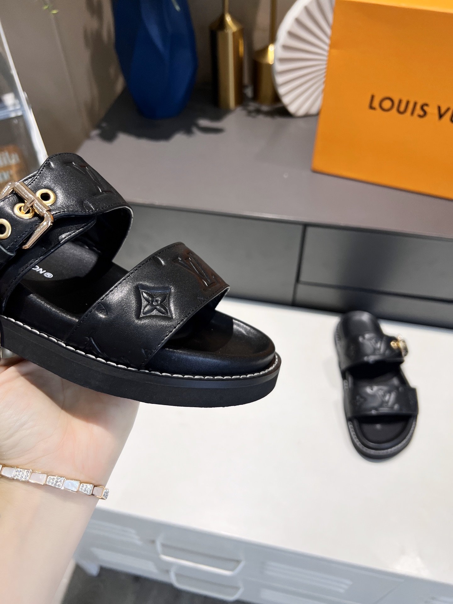 Louis Vuitton Women's Bom Dia Flat Mule Black For Women LV - Soul Replicas