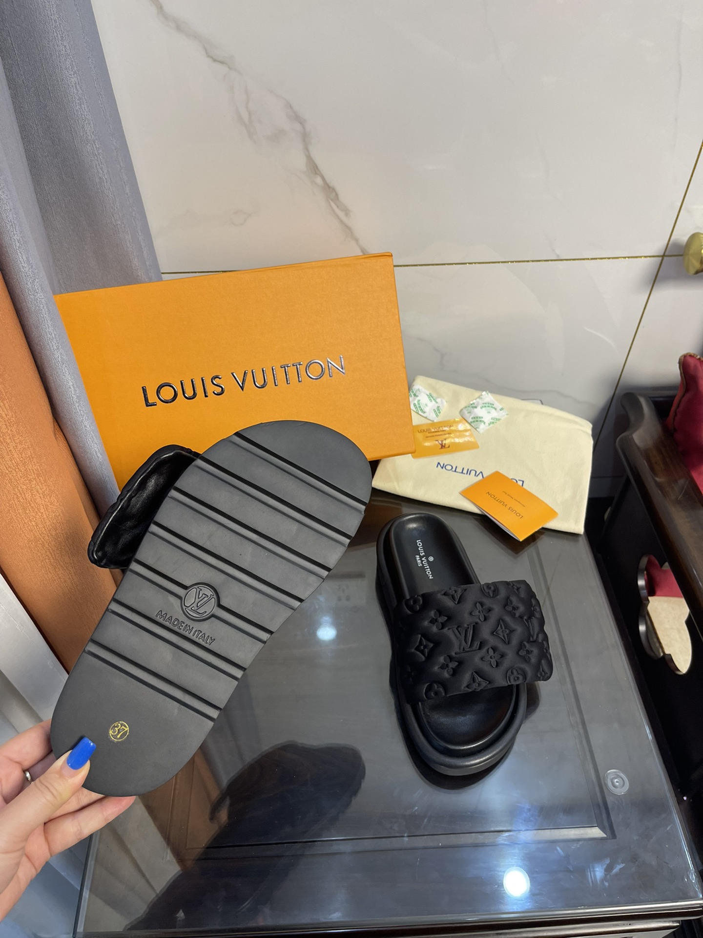 Louis Vuitton Women's Pool Pillow Comfort Flat Mule Black For Women LV 1AA1EF - Soul Replicas
