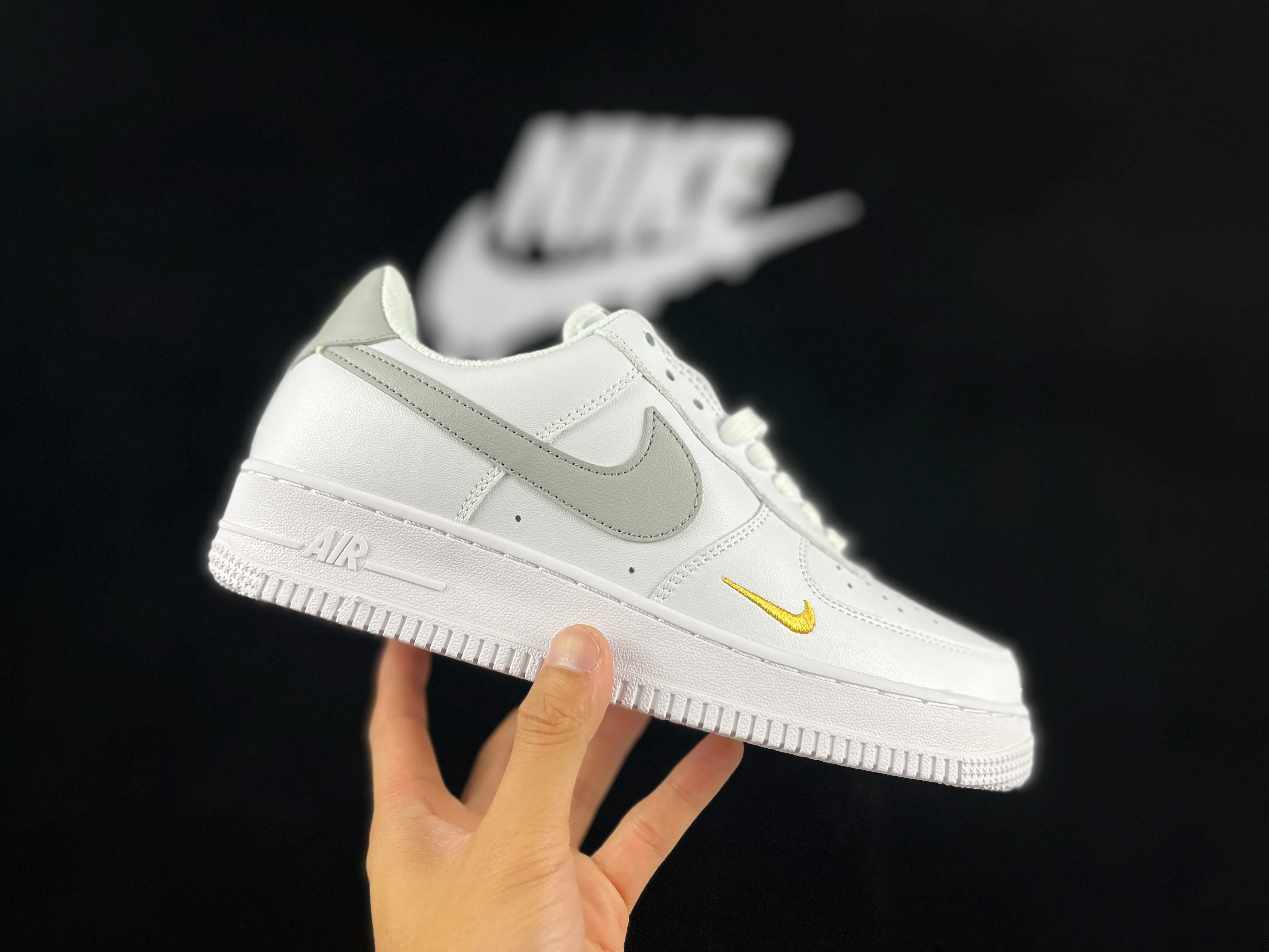 NIKE AIR FORCE 1 
